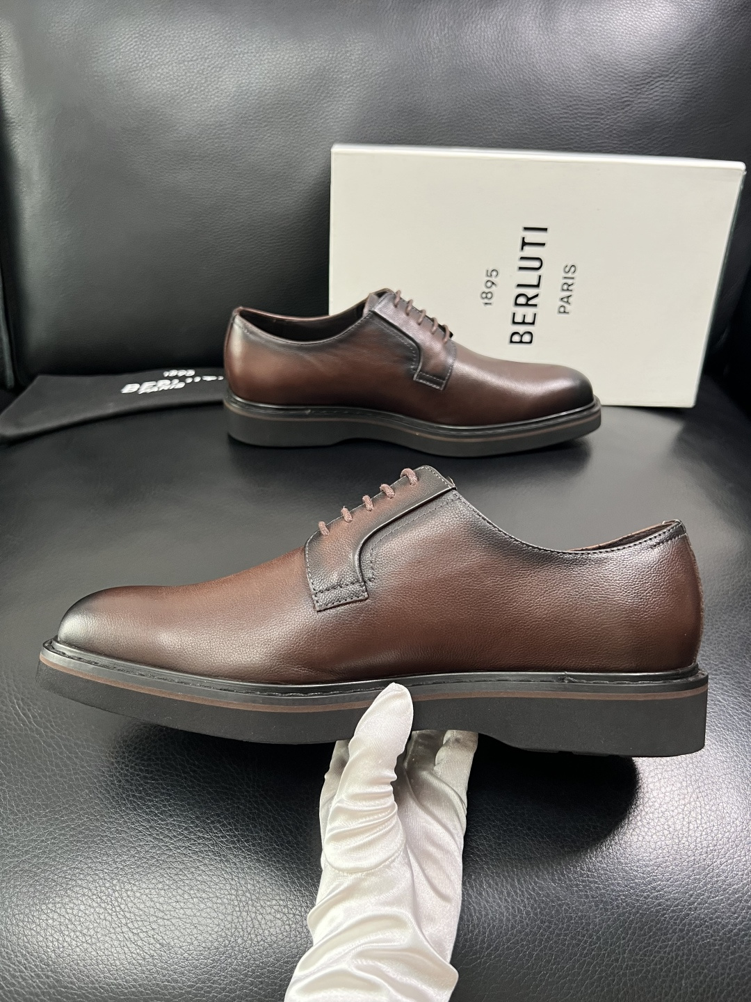 Berluti  顶级代购  布鲁提 专柜同步发售原厂配置，意大利进口牛皮面料，全进口水染牛皮里垫，鞋底