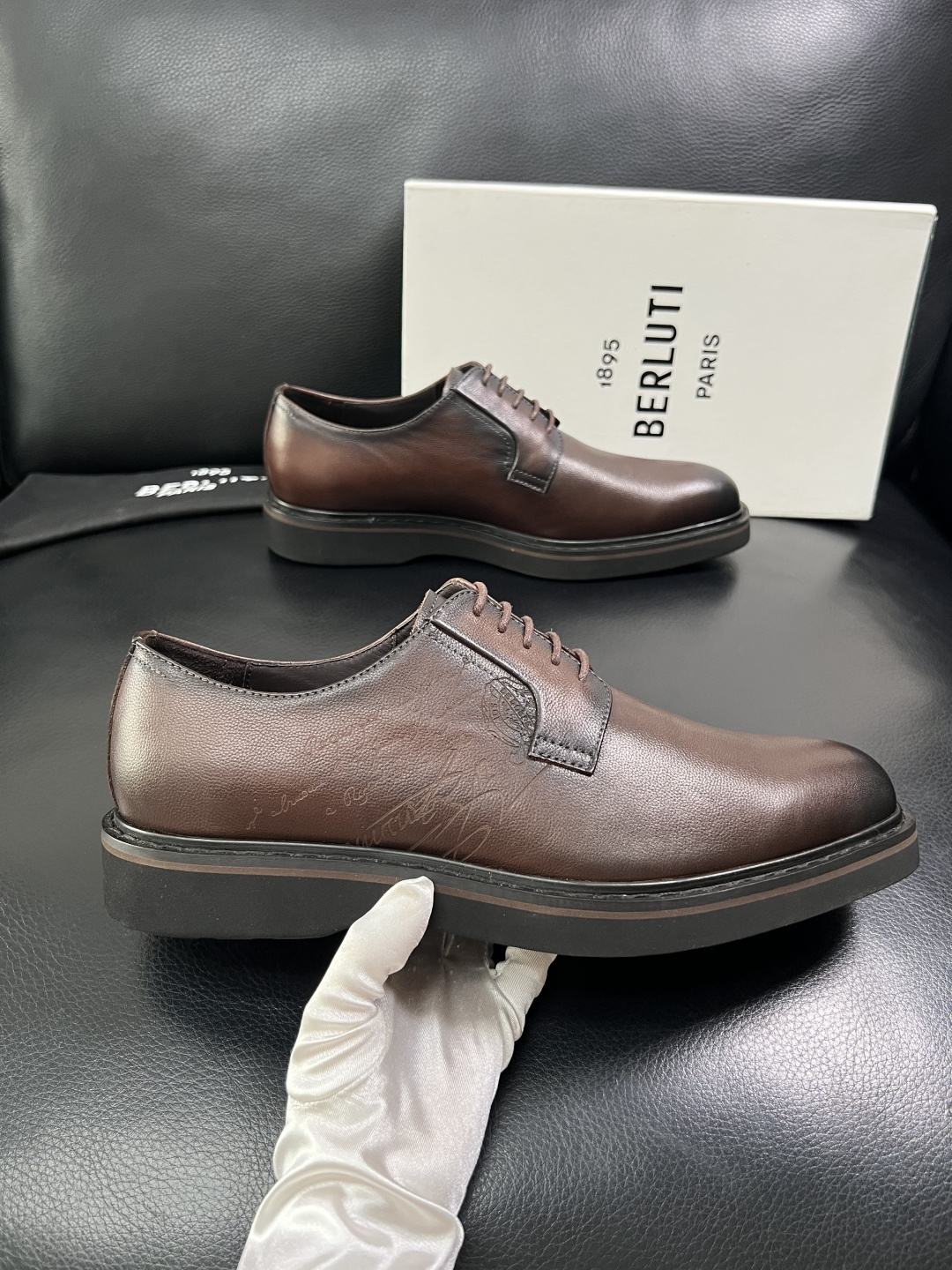 Berluti  顶级代购  布鲁提 专柜同步发售原厂配置，意大利进口牛皮面料，全进口水染牛皮里垫，鞋底