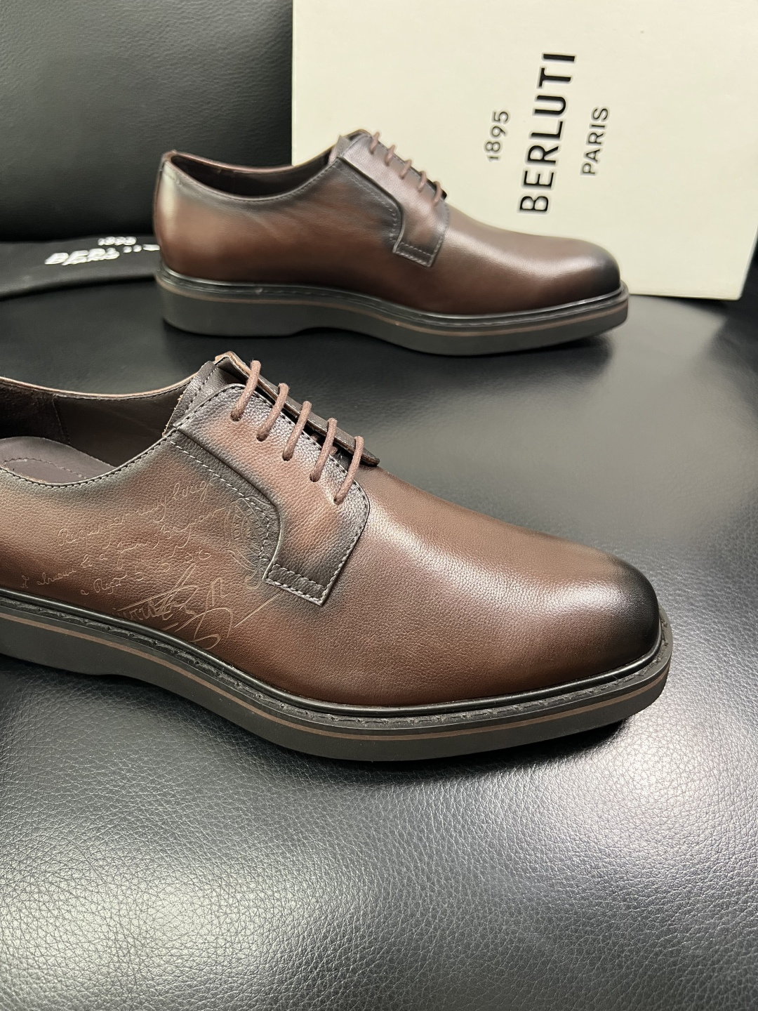 Berluti  顶级代购  布鲁提 专柜同步发售原厂配置，意大利进口牛皮面料，全进口水染牛皮里垫，鞋底