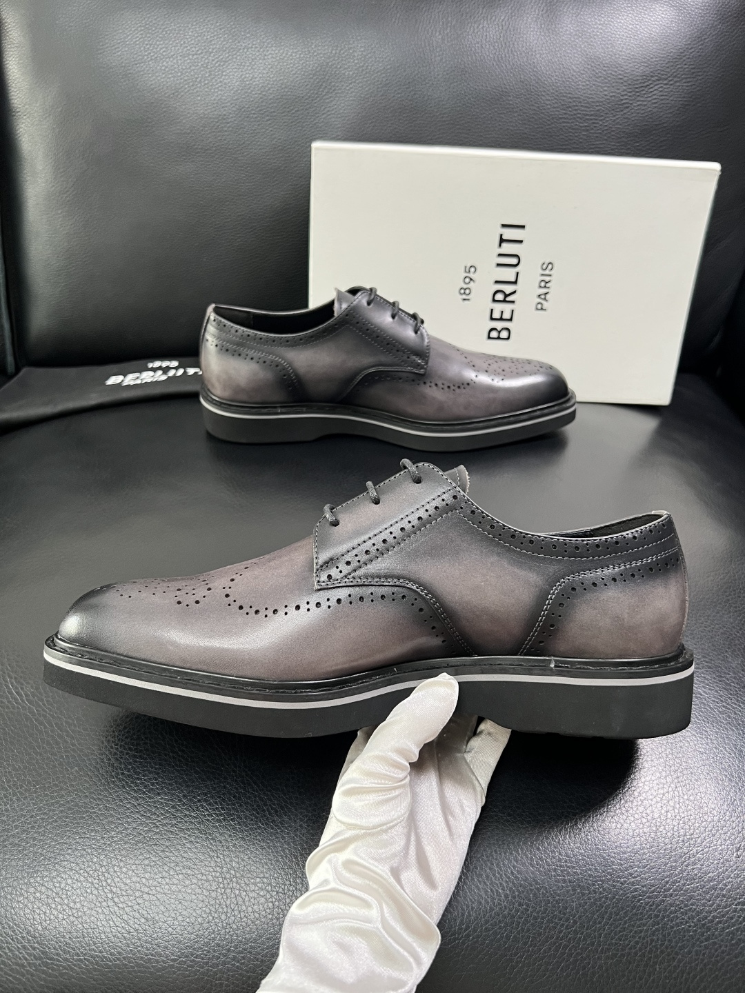 Berluti  顶级代购  布鲁提 专柜同步发售原厂配置，意大利进口牛皮面料，全进口水染牛皮里垫，鞋底