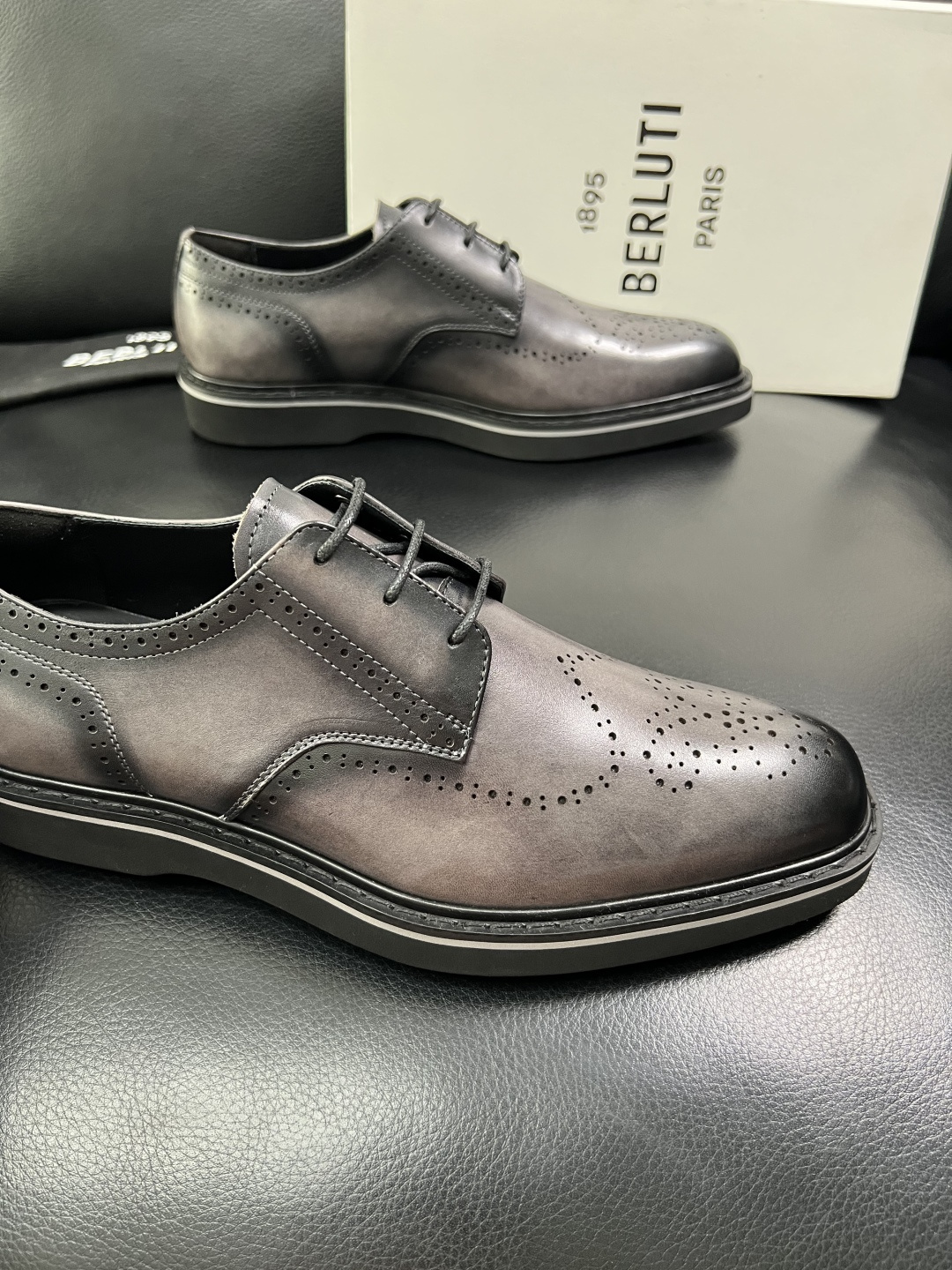 Berluti  顶级代购  布鲁提 专柜同步发售原厂配置，意大利进口牛皮面料，全进口水染牛皮里垫，鞋底