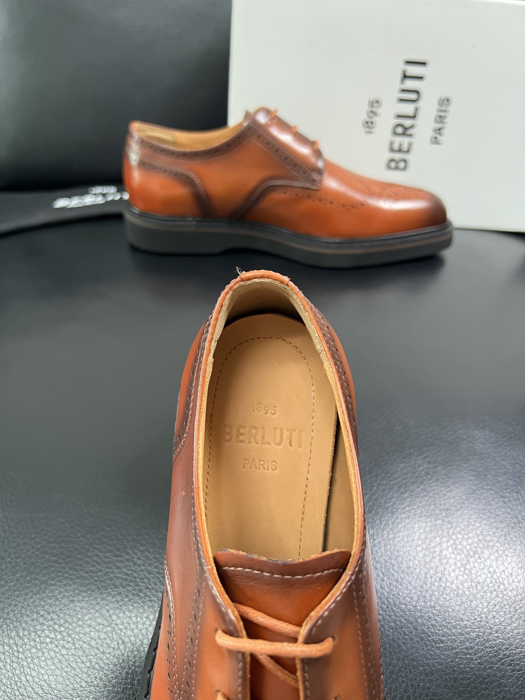 Berluti  顶级代购  布鲁提 专柜同步发售原厂配置，意大利进口牛皮面料，全进口水染牛皮里垫，鞋底