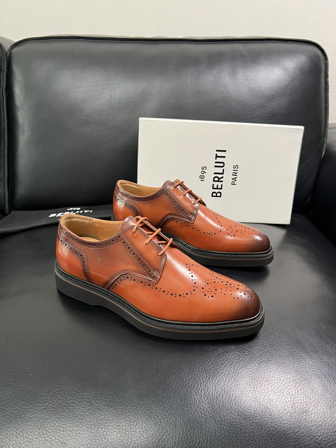 Berluti  顶级代购  布鲁提 专柜同步发售原厂配置，意大利进口牛皮面料，全进口水染牛皮里垫，鞋底