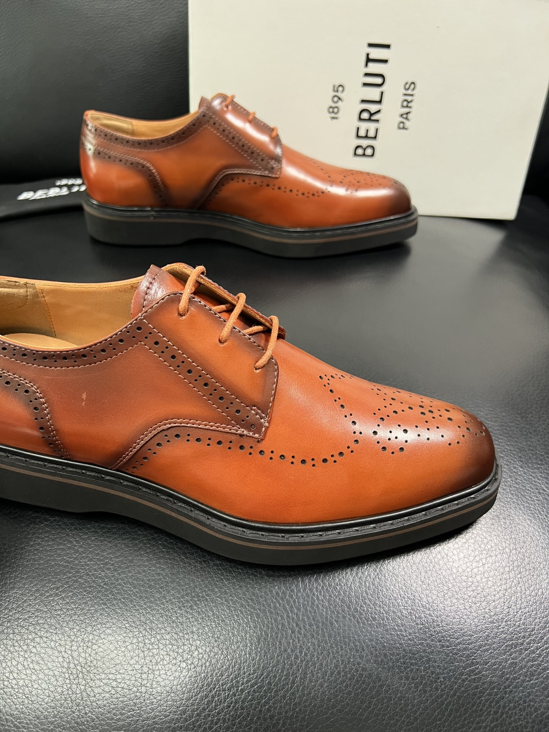 Berluti  顶级代购  布鲁提 专柜同步发售原厂配置，意大利进口牛皮面料，全进口水染牛皮里垫，鞋底