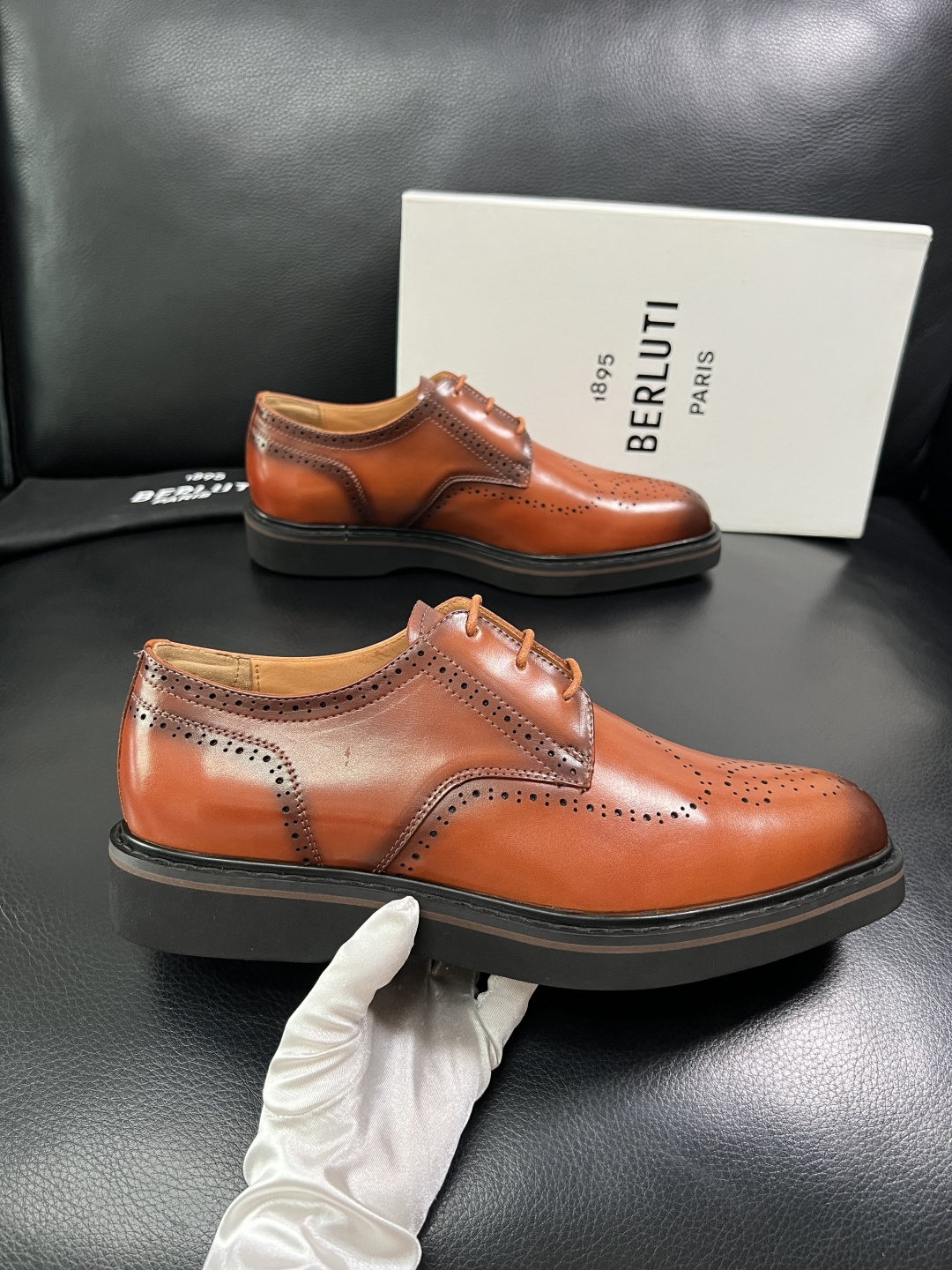 Berluti  顶级代购  布鲁提 专柜同步发售原厂配置，意大利进口牛皮面料，全进口水染牛皮里垫，鞋底