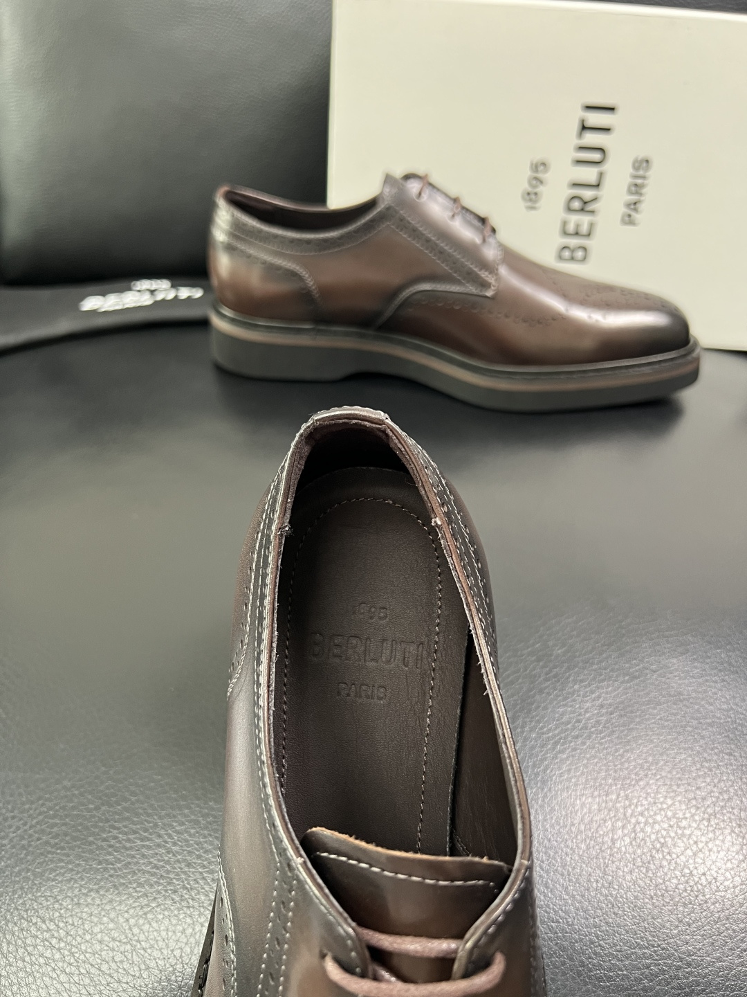 Berluti  顶级代购  布鲁提 专柜同步发售原厂配置，意大利进口牛皮面料，全进口水染牛皮里垫，鞋底