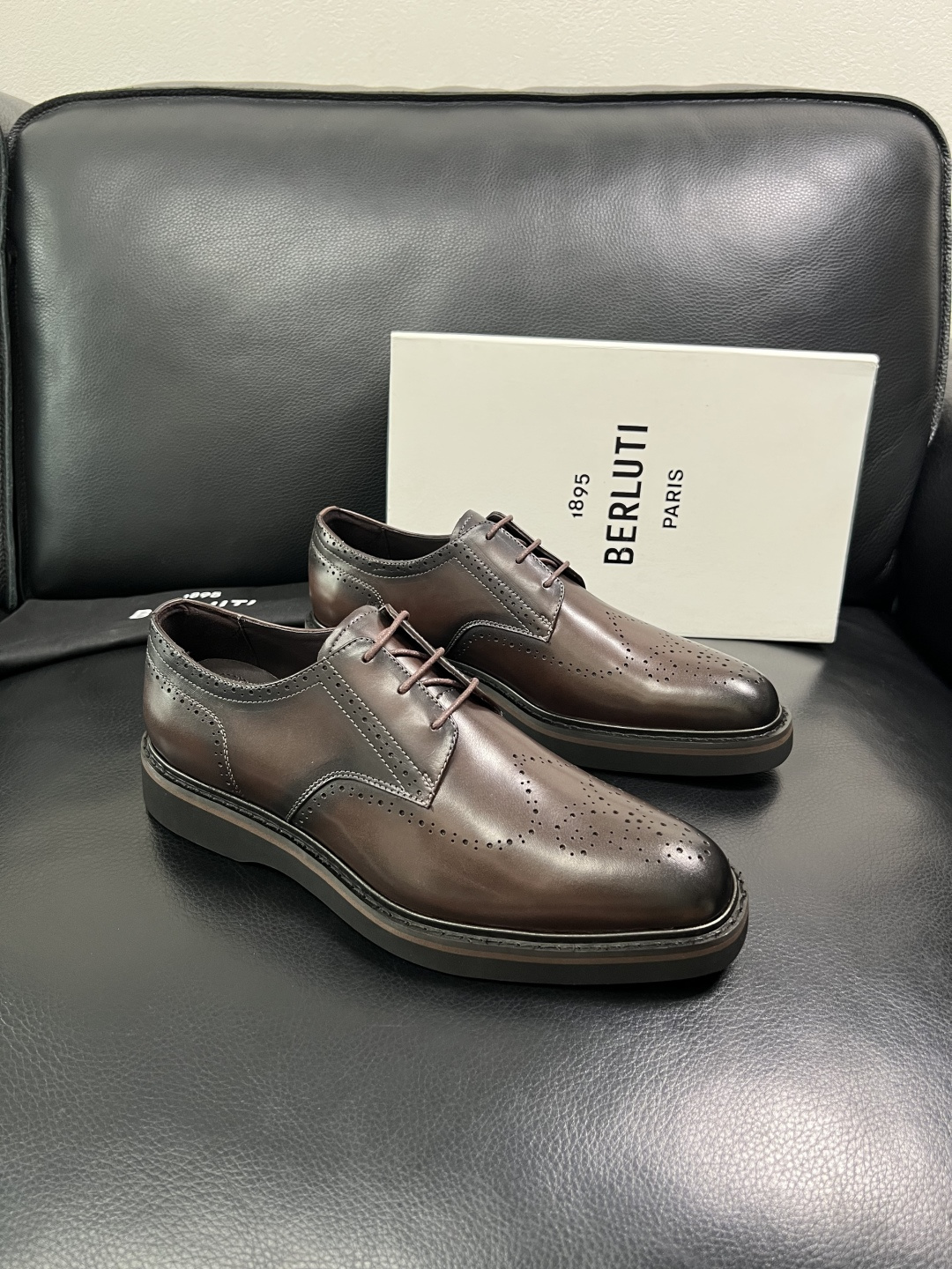 NO:782813,Berluti's top purchasing agent, Berluti's counter, sells the original configuration at the same time, Italian imported cowhide fabric, fully imported water-dyed cowhide lining, soles specially provided by the original factory and super comfortable, original factory and single goods, high quality, welcome to compare, code number 39-44 (order 45 46),,cowhide19860909Berluti 顶级代购 布鲁提 专柜同步发售原厂配置,意大利进口牛皮面料,全进口水染牛皮里垫,鞋底原厂特供原版底超级舒适,原厂跟单货 高品质,,欢迎对比,码数 39-44（订 45 46）,,cowhide,Men's shoes