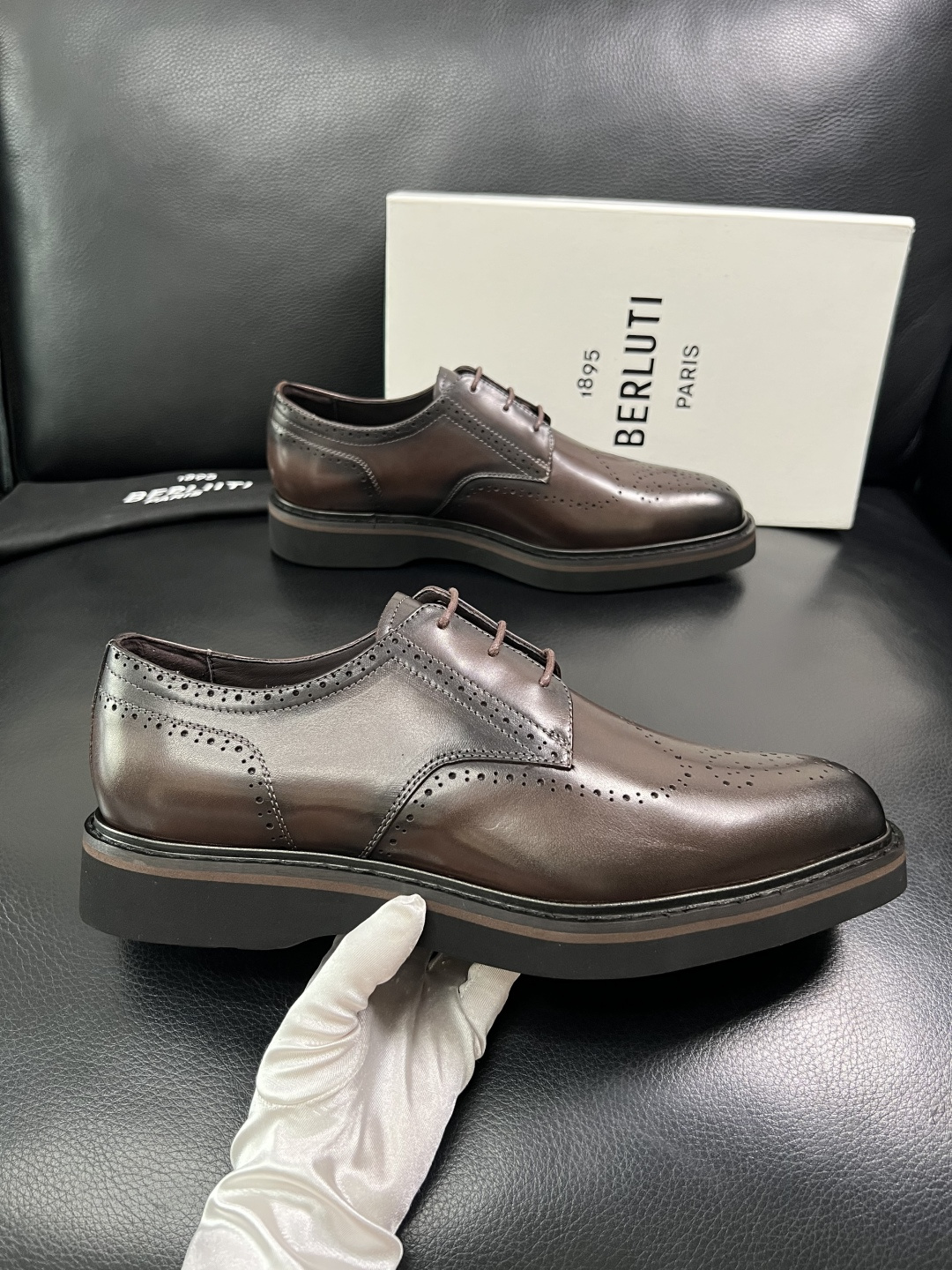 Berluti  顶级代购  布鲁提 专柜同步发售原厂配置，意大利进口牛皮面料，全进口水染牛皮里垫，鞋底