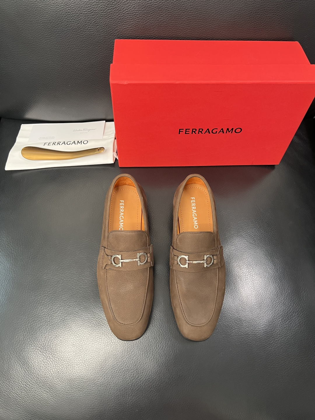 Ferragamo  高品质  顶级工艺品  菲拉格慕  皮鞋专柜同步发售原厂配置，意大利进口原版牛皮，