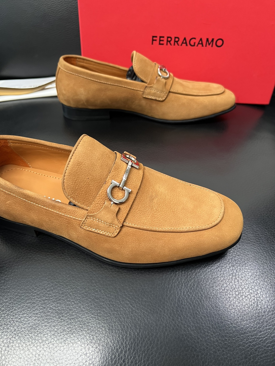Ferragamo  高品质  顶级工艺品  菲拉格慕  皮鞋专柜同步发售原厂配置，意大利进口原版牛皮，
