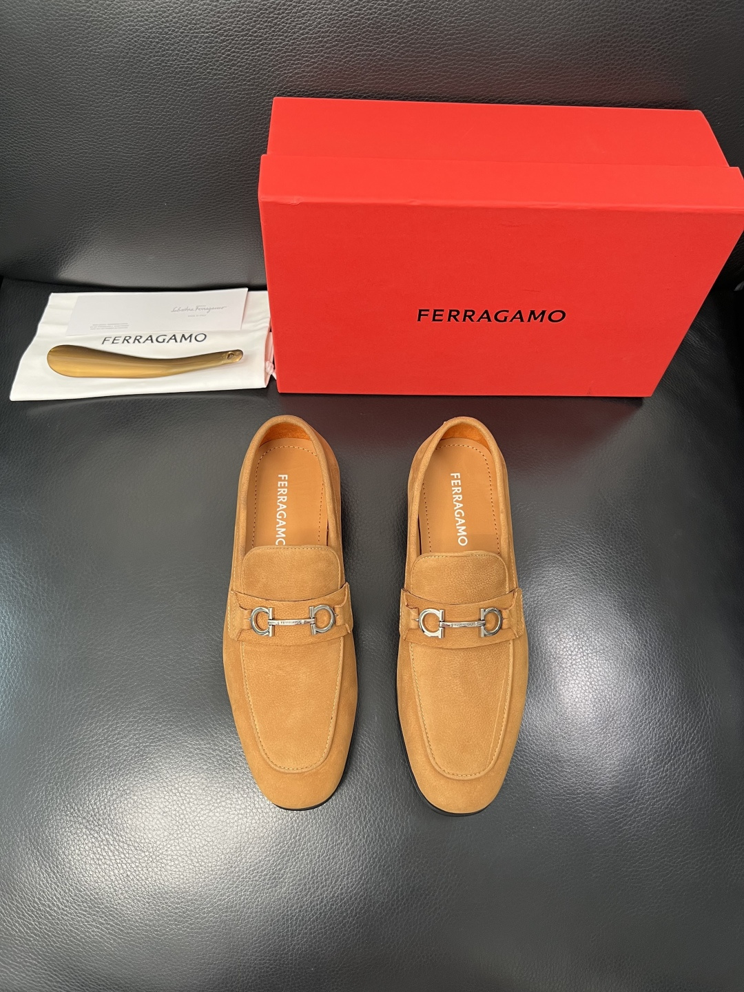Ferragamo  高品质  顶级工艺品  菲拉格慕  皮鞋专柜同步发售原厂配置，意大利进口原版牛皮，
