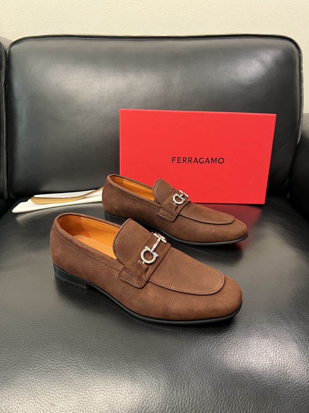 NO:783414,Ferragamo high-quality top craftsmanship. Ferragamo leather shoes counter sells original configuration at the same time. Original cowhide imported from Italy, imported water-dyed cowhide, soles specially provided by the original factory and super comfortable. Original factory order code number 39-44 (order 38 45 46),,ferragamo,ferragamo,cowhide19860909Ferragamo 高品质 顶级工艺品 菲拉格慕 皮鞋专柜同步发售原厂配置,意大利进口原版牛皮,进口水染牛里 ,鞋底原厂特供原版底超级舒适,原厂跟单货 码数 39-44（订38 45 46）,,ferragamo,ferragamo,cowhide,Men's shoes