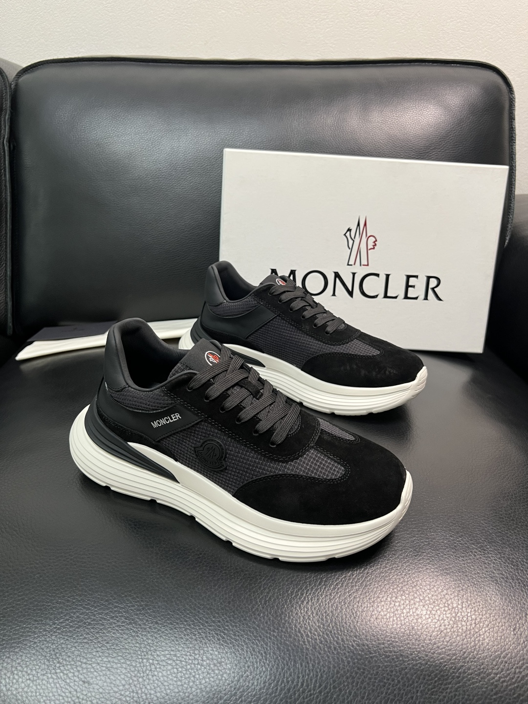 MONCLER  高品质  顶级工艺品   蒙口 新品专柜新款，原厂配置意大利进口牛皮搭配面料，高品质复
