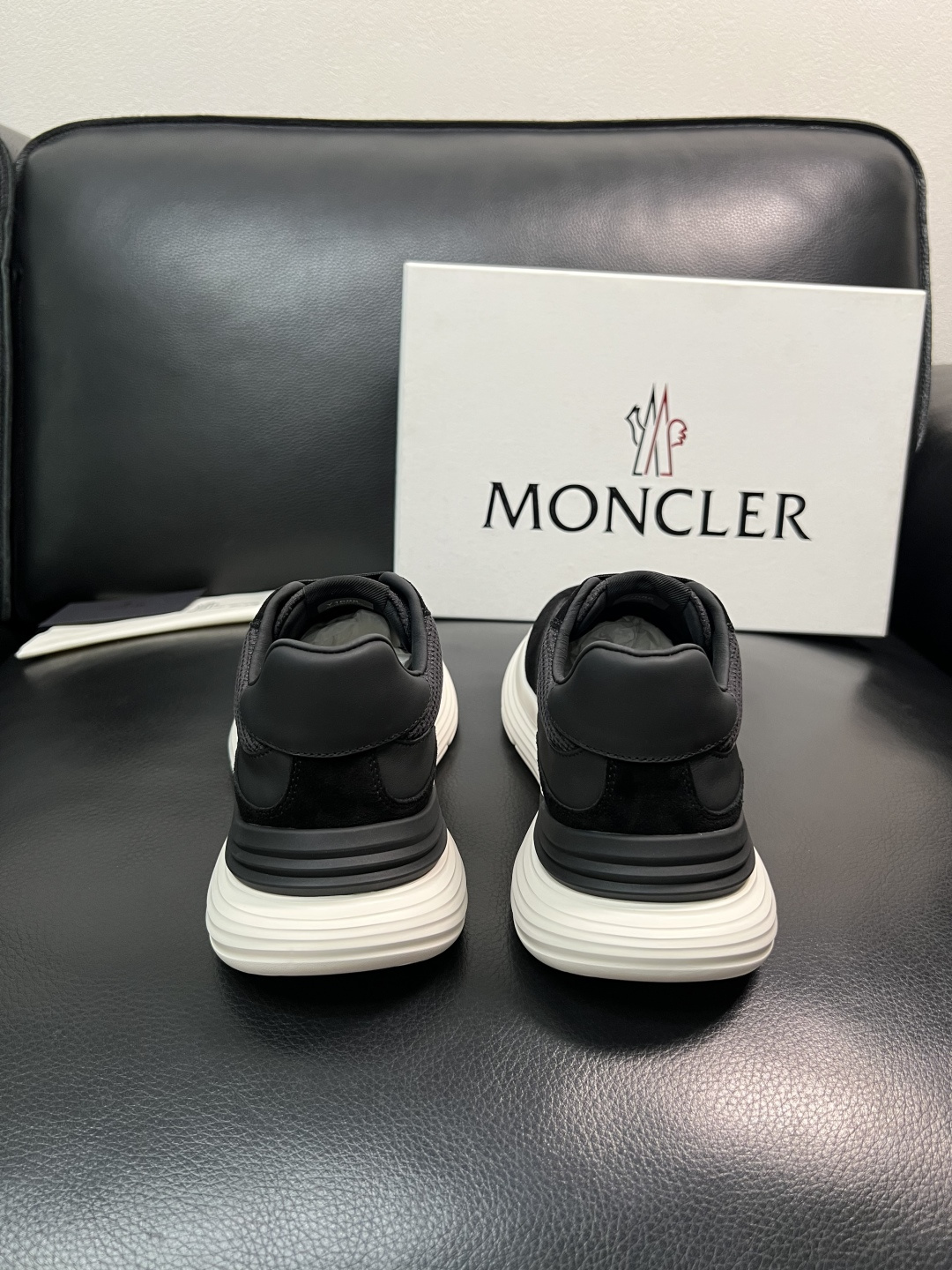 MONCLER  高品质  顶级工艺品   蒙口 新品专柜新款，原厂配置意大利进口牛皮搭配面料，高品质复