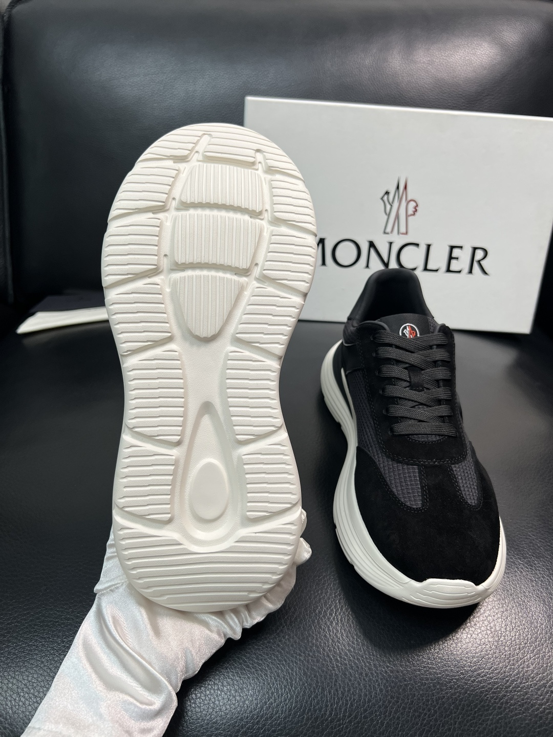 MONCLER  高品质  顶级工艺品   蒙口 新品专柜新款，原厂配置意大利进口牛皮搭配面料，高品质复