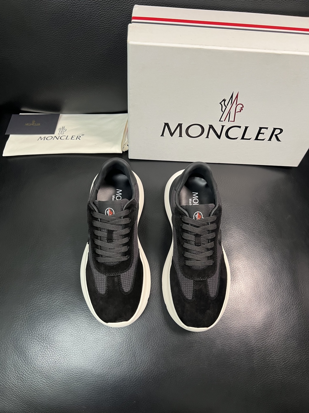 MONCLER  高品质  顶级工艺品   蒙口 新品专柜新款，原厂配置意大利进口牛皮搭配面料，高品质复