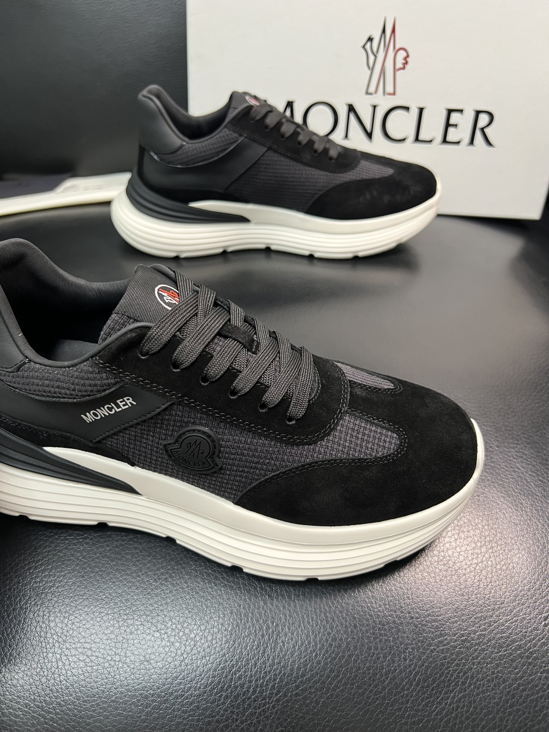 MONCLER  高品质  顶级工艺品   蒙口 新品专柜新款，原厂配置意大利进口牛皮搭配面料，高品质复