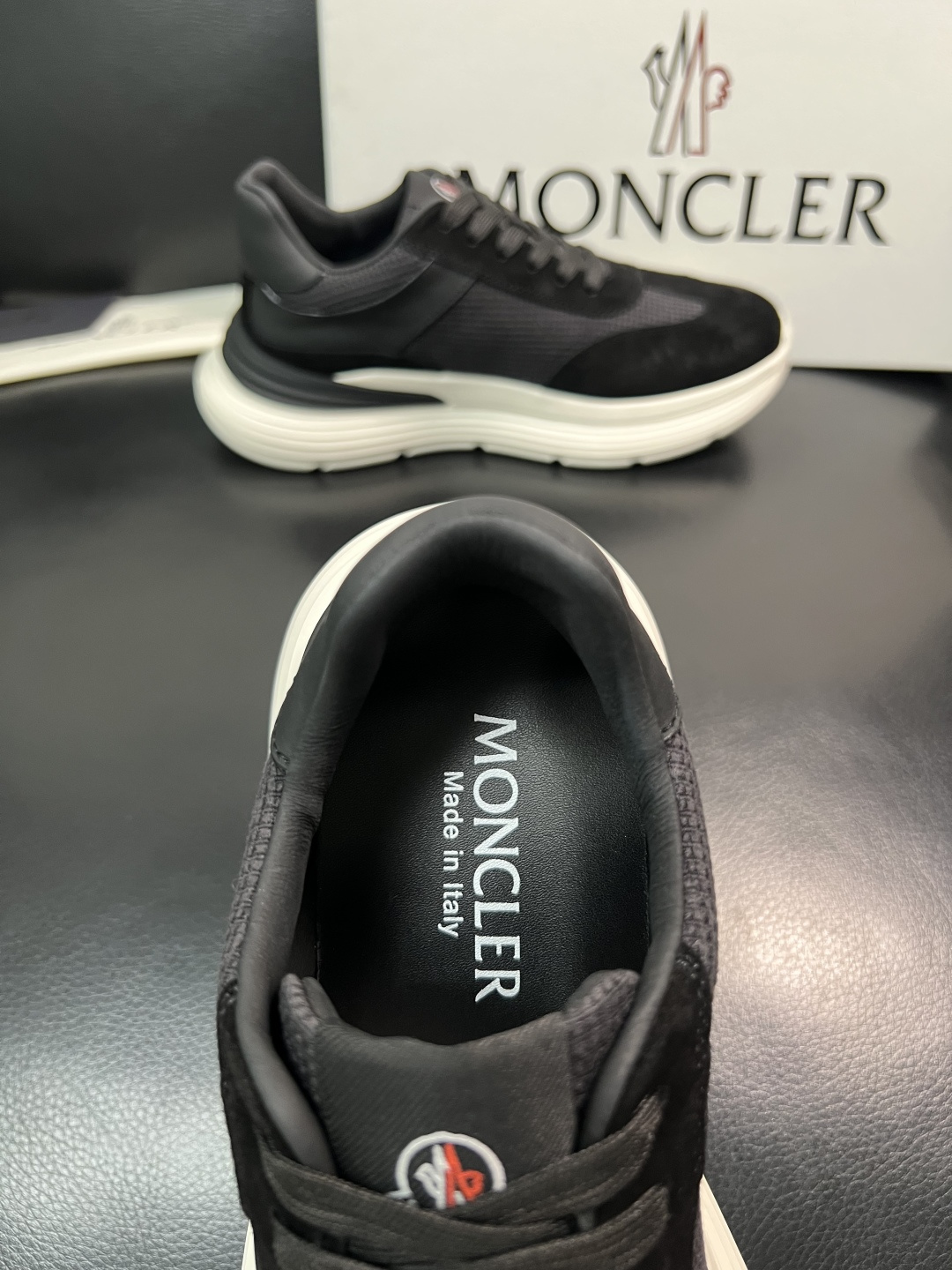 MONCLER  高品质  顶级工艺品   蒙口 新品专柜新款，原厂配置意大利进口牛皮搭配面料，高品质复