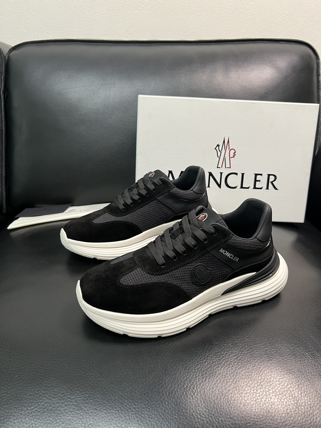 MONCLER  高品质  顶级工艺品   蒙口 新品专柜新款，原厂配置意大利进口牛皮搭配面料，高品质复