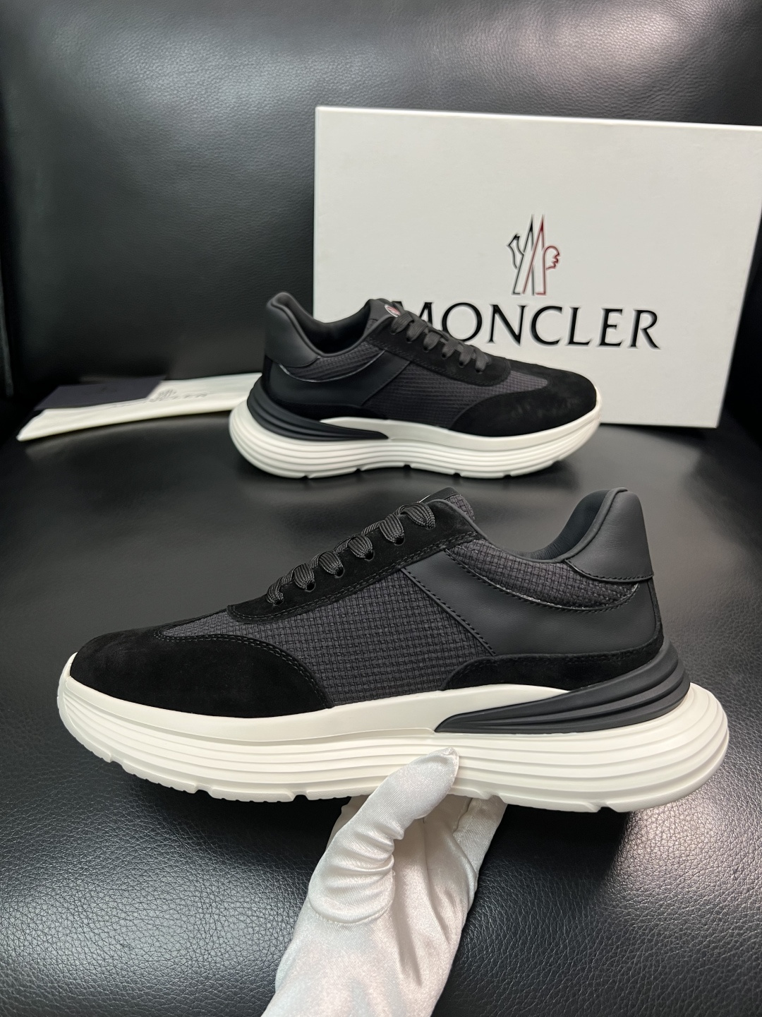 MONCLER  高品质  顶级工艺品   蒙口 新品专柜新款，原厂配置意大利进口牛皮搭配面料，高品质复