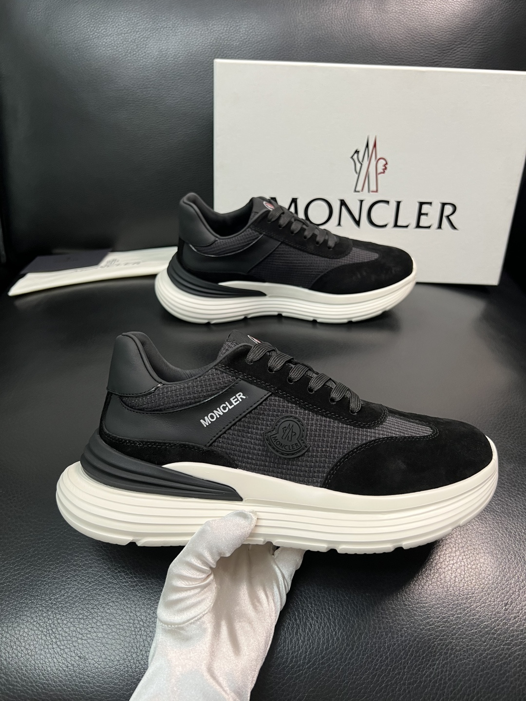 MONCLER  高品质  顶级工艺品   蒙口 新品专柜新款，原厂配置意大利进口牛皮搭配面料，高品质复