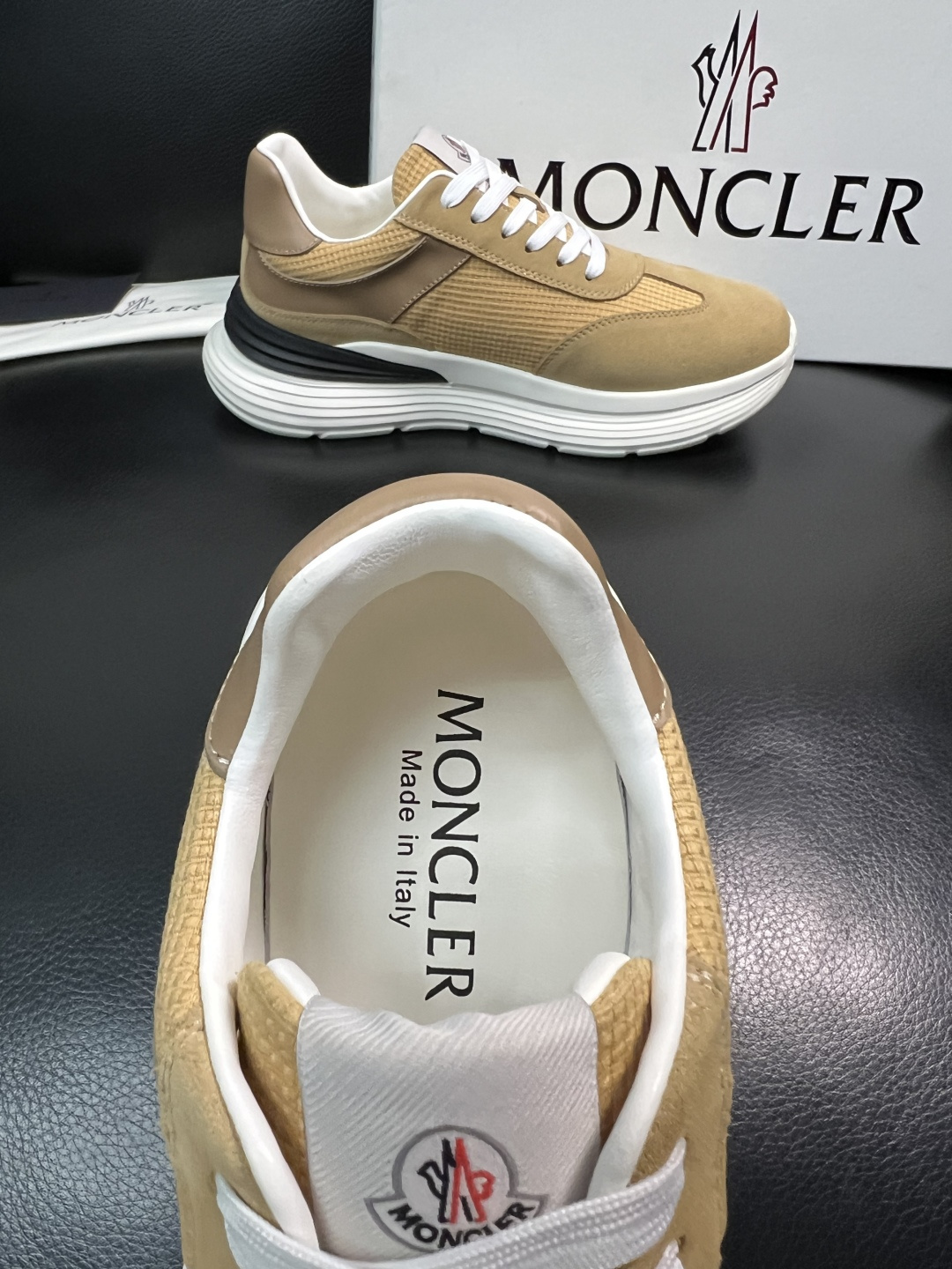 MONCLER  高品质  顶级工艺品   蒙口 新品专柜新款，原厂配置意大利进口牛皮搭配面料，高品质复