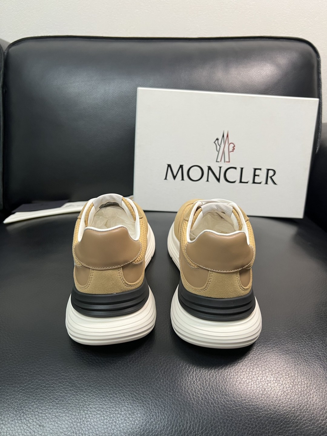 MONCLER  高品质  顶级工艺品   蒙口 新品专柜新款，原厂配置意大利进口牛皮搭配面料，高品质复