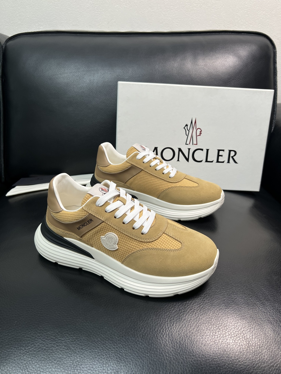 MONCLER  高品质  顶级工艺品   蒙口 新品专柜新款，原厂配置意大利进口牛皮搭配面料，高品质复