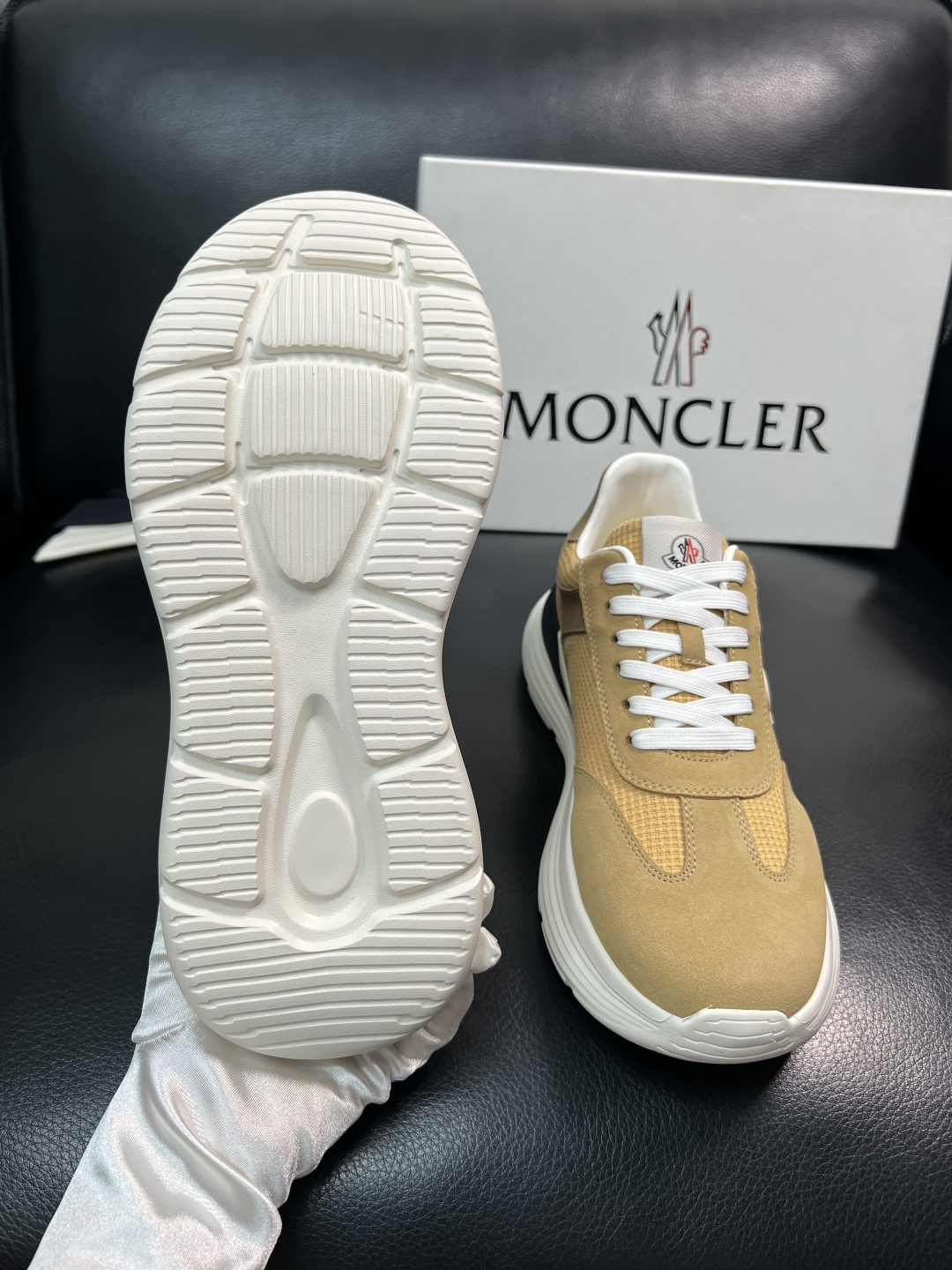 MONCLER  高品质  顶级工艺品   蒙口 新品专柜新款，原厂配置意大利进口牛皮搭配面料，高品质复
