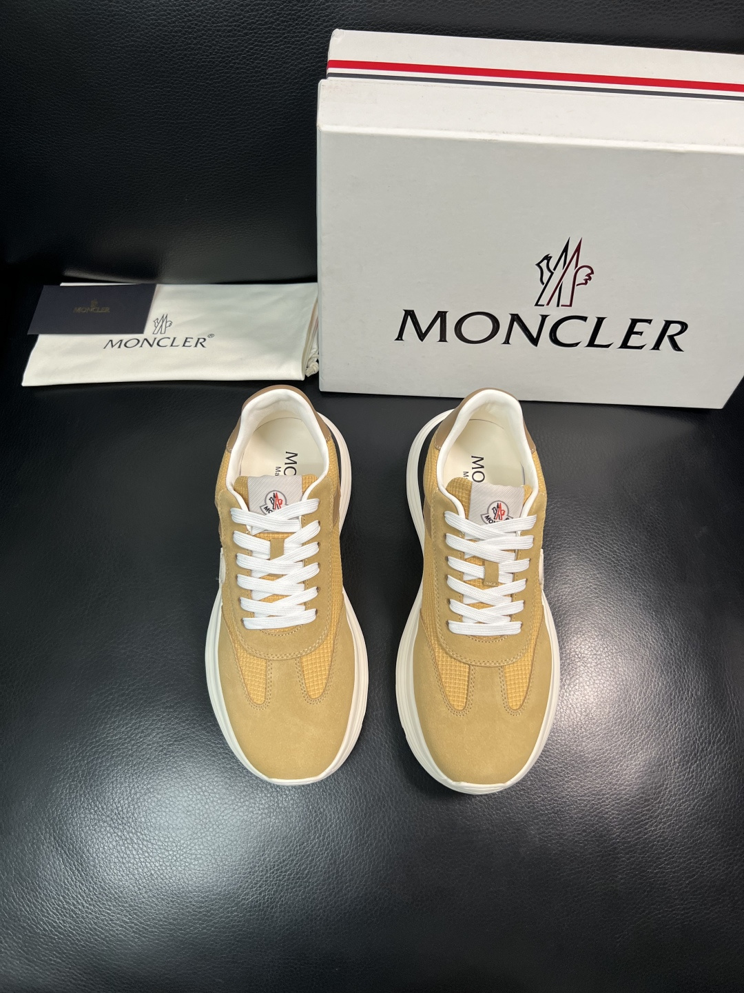 MONCLER  高品质  顶级工艺品   蒙口 新品专柜新款，原厂配置意大利进口牛皮搭配面料，高品质复