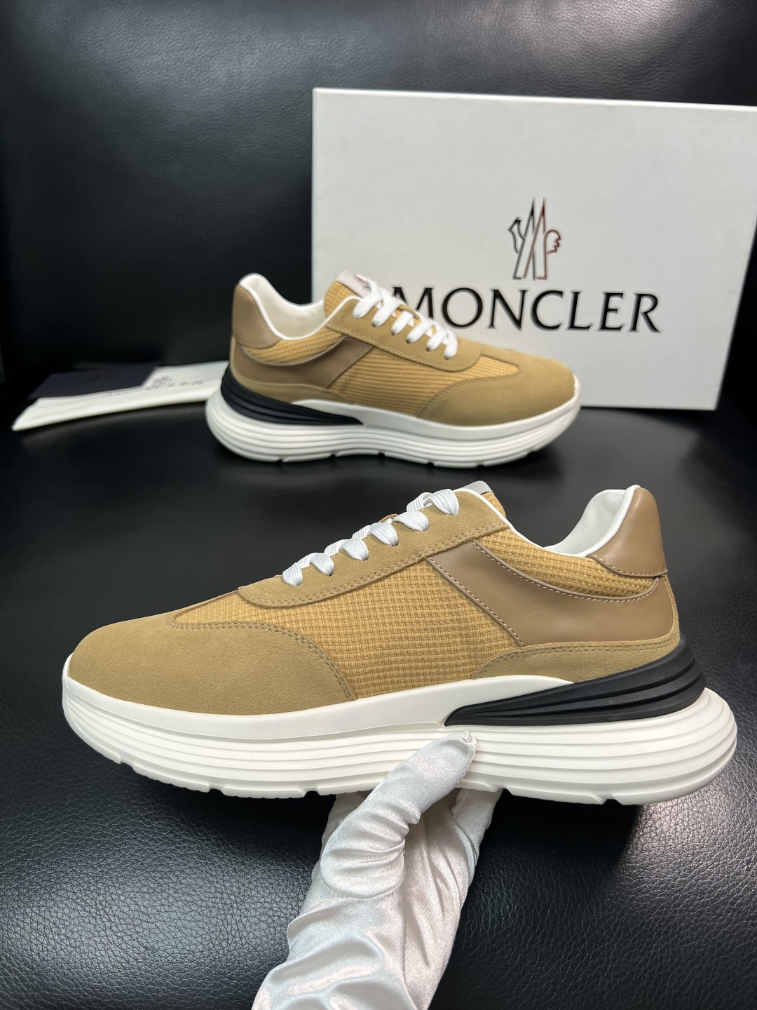 MONCLER  高品质  顶级工艺品   蒙口 新品专柜新款，原厂配置意大利进口牛皮搭配面料，高品质复