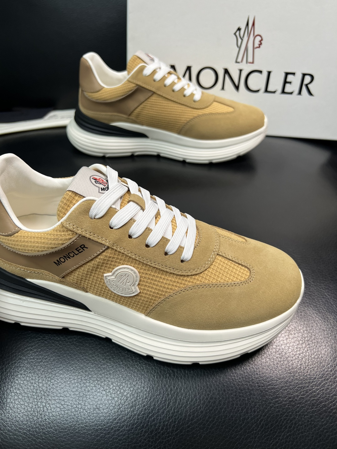 MONCLER  高品质  顶级工艺品   蒙口 新品专柜新款，原厂配置意大利进口牛皮搭配面料，高品质复