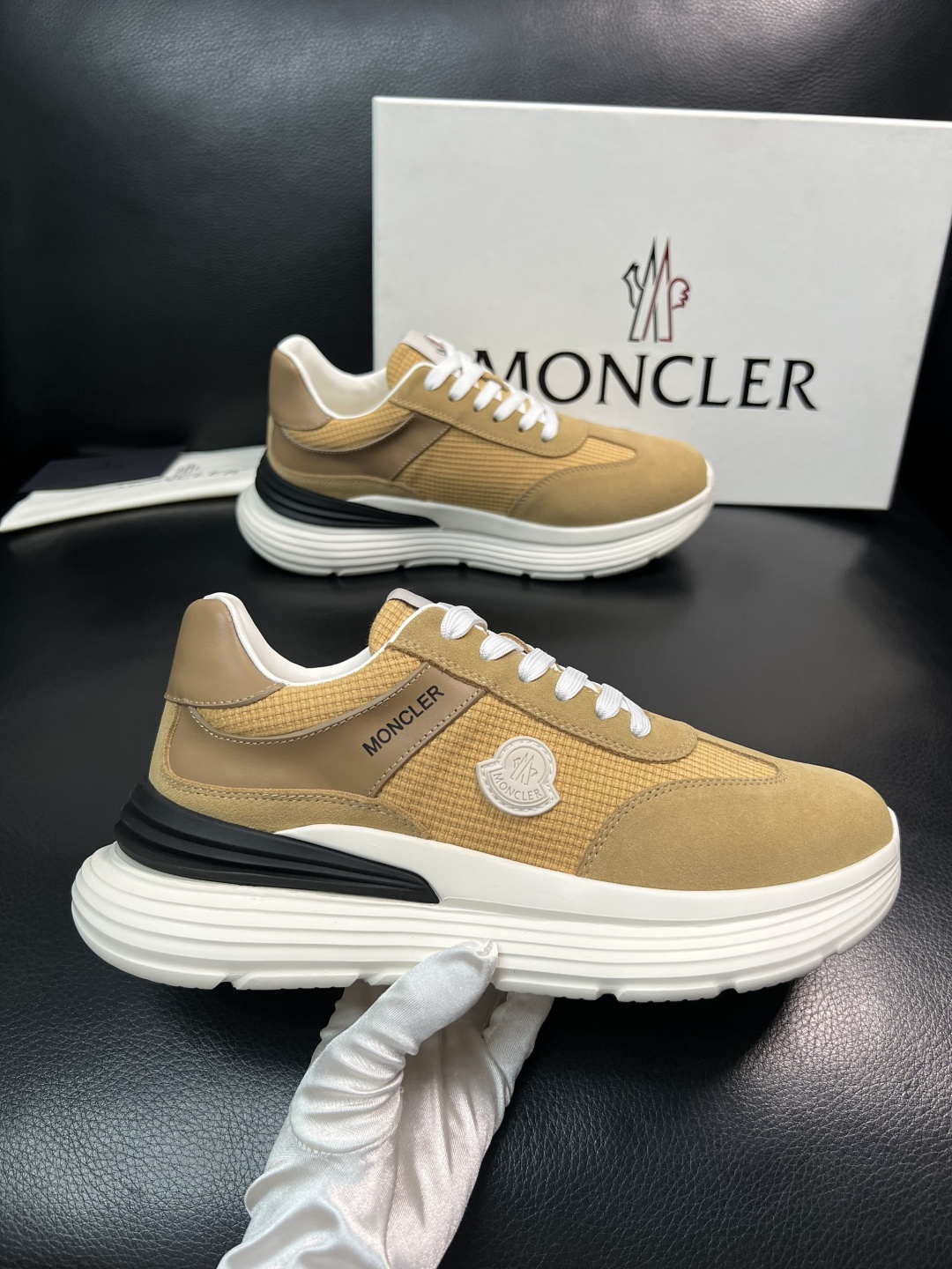 MONCLER  高品质  顶级工艺品   蒙口 新品专柜新款，原厂配置意大利进口牛皮搭配面料，高品质复