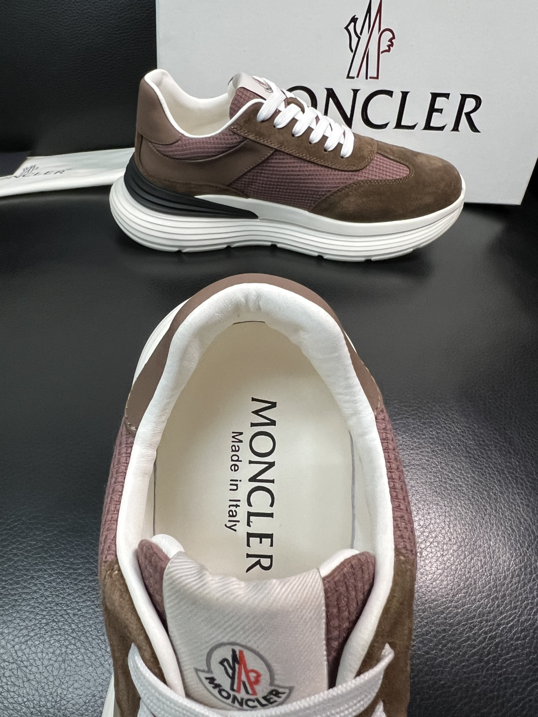 MONCLER  高品质  顶级工艺品   蒙口 新品专柜新款，原厂配置意大利进口牛皮搭配面料，高品质复