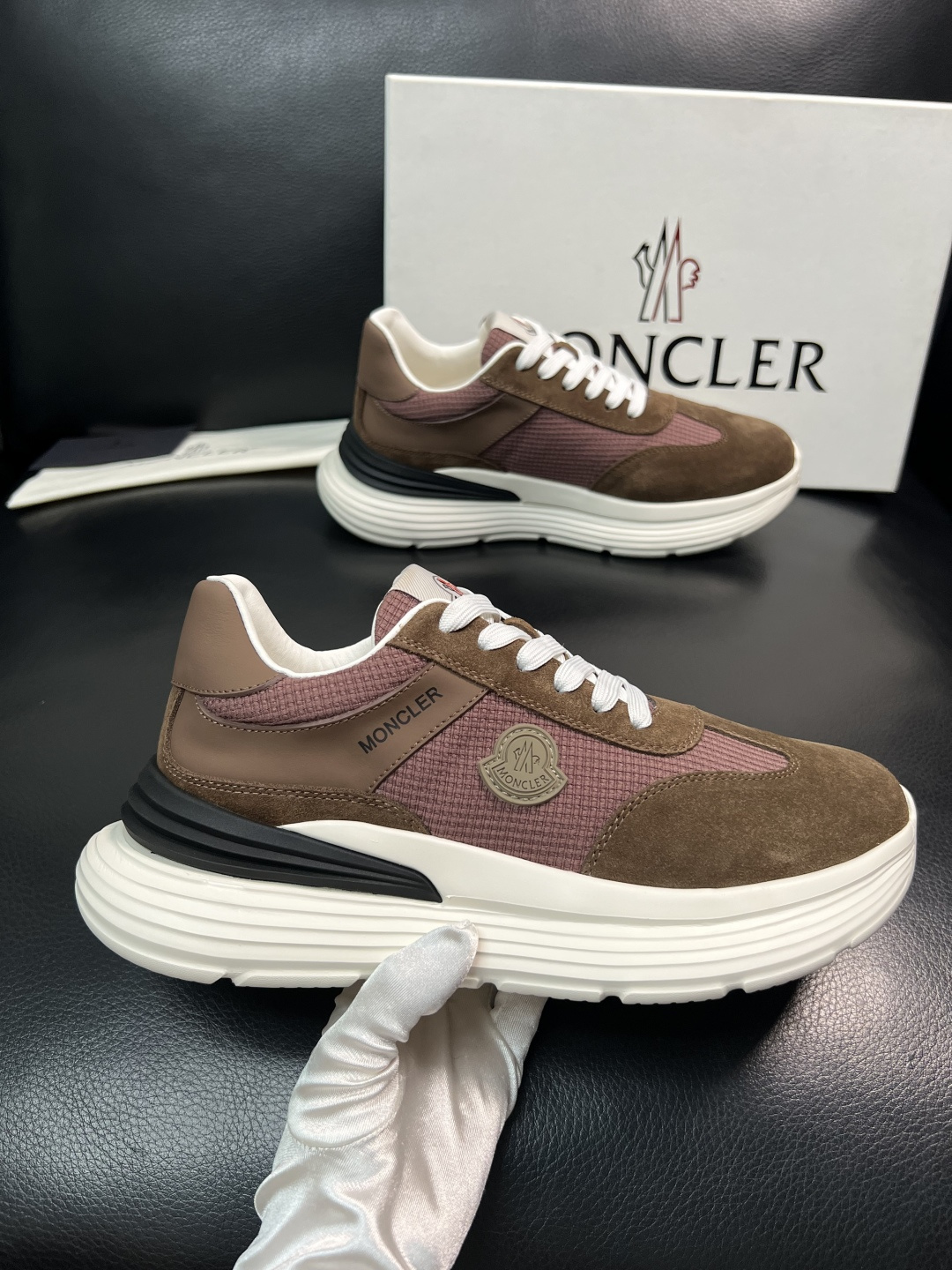 MONCLER  高品质  顶级工艺品   蒙口 新品专柜新款，原厂配置意大利进口牛皮搭配面料，高品质复
