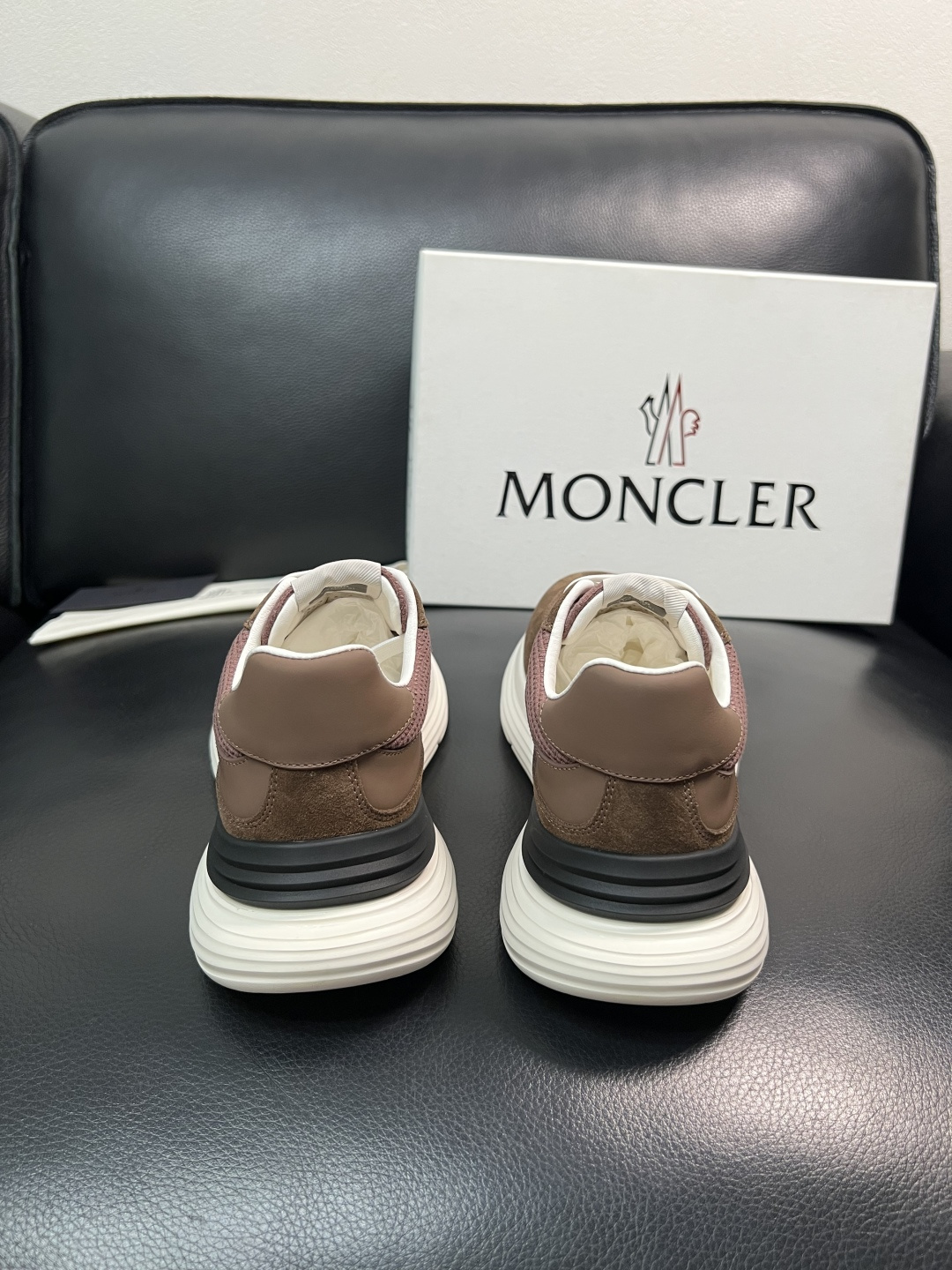 MONCLER  高品质  顶级工艺品   蒙口 新品专柜新款，原厂配置意大利进口牛皮搭配面料，高品质复
