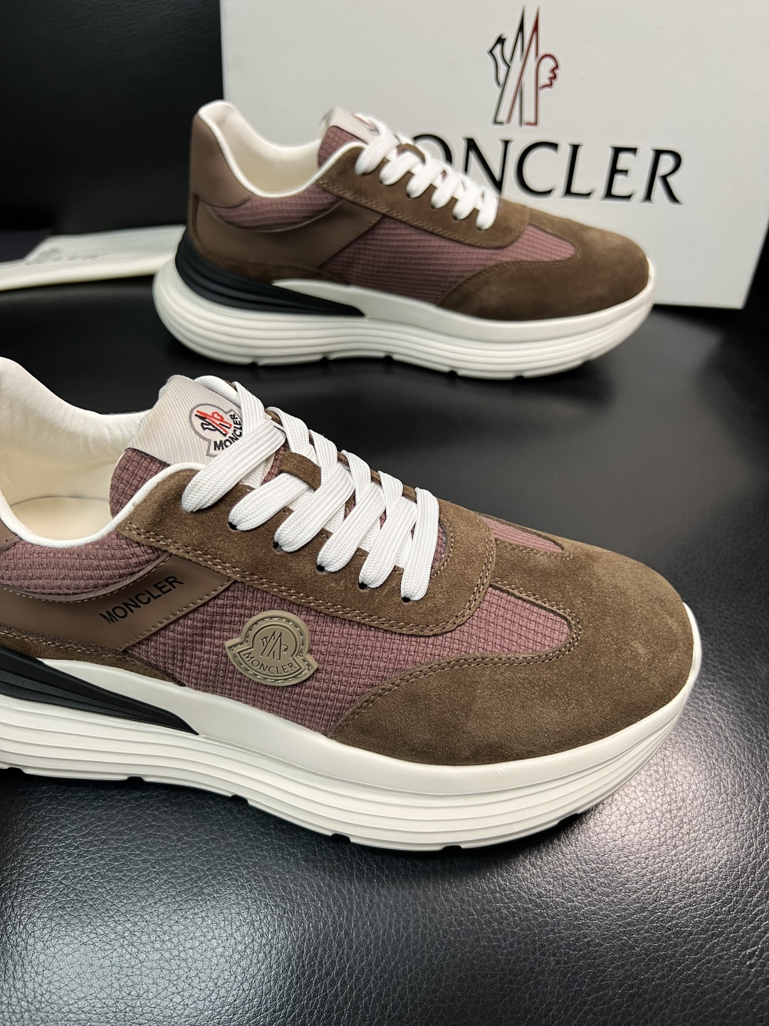 MONCLER  高品质  顶级工艺品   蒙口 新品专柜新款，原厂配置意大利进口牛皮搭配面料，高品质复