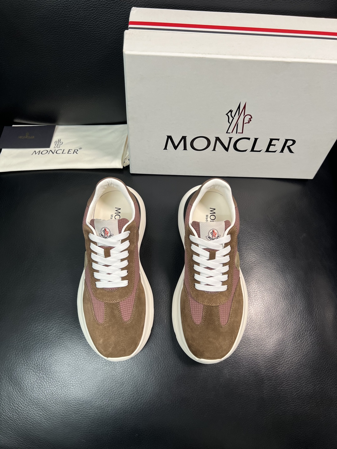 MONCLER  高品质  顶级工艺品   蒙口 新品专柜新款，原厂配置意大利进口牛皮搭配面料，高品质复
