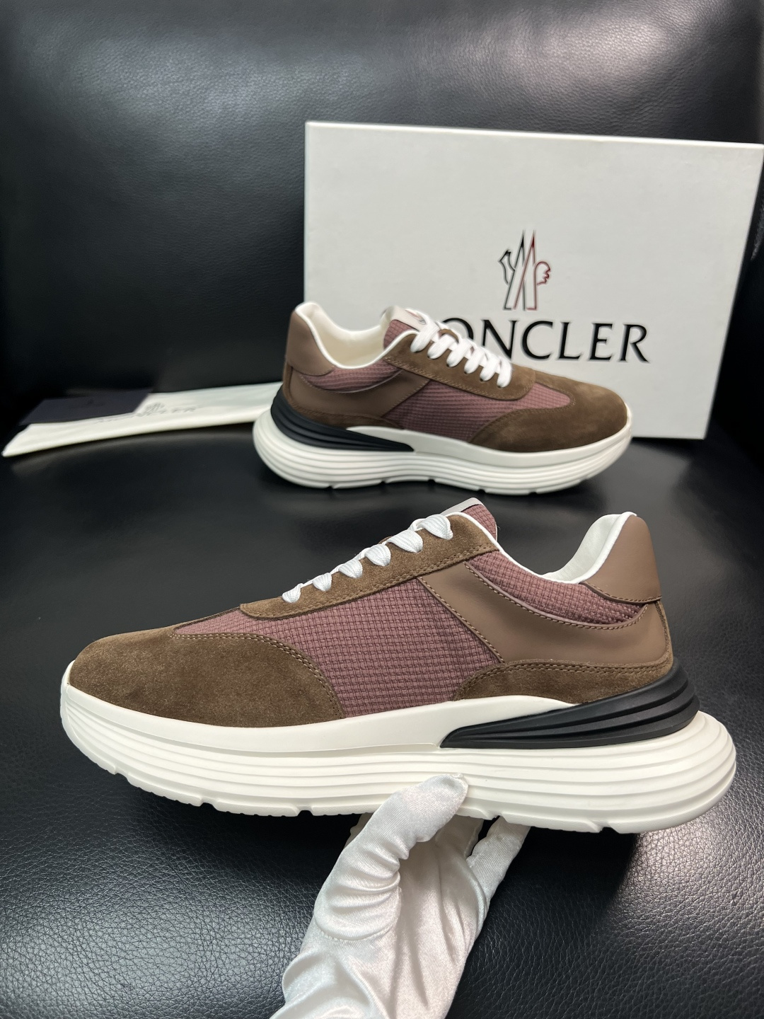 MONCLER  高品质  顶级工艺品   蒙口 新品专柜新款，原厂配置意大利进口牛皮搭配面料，高品质复