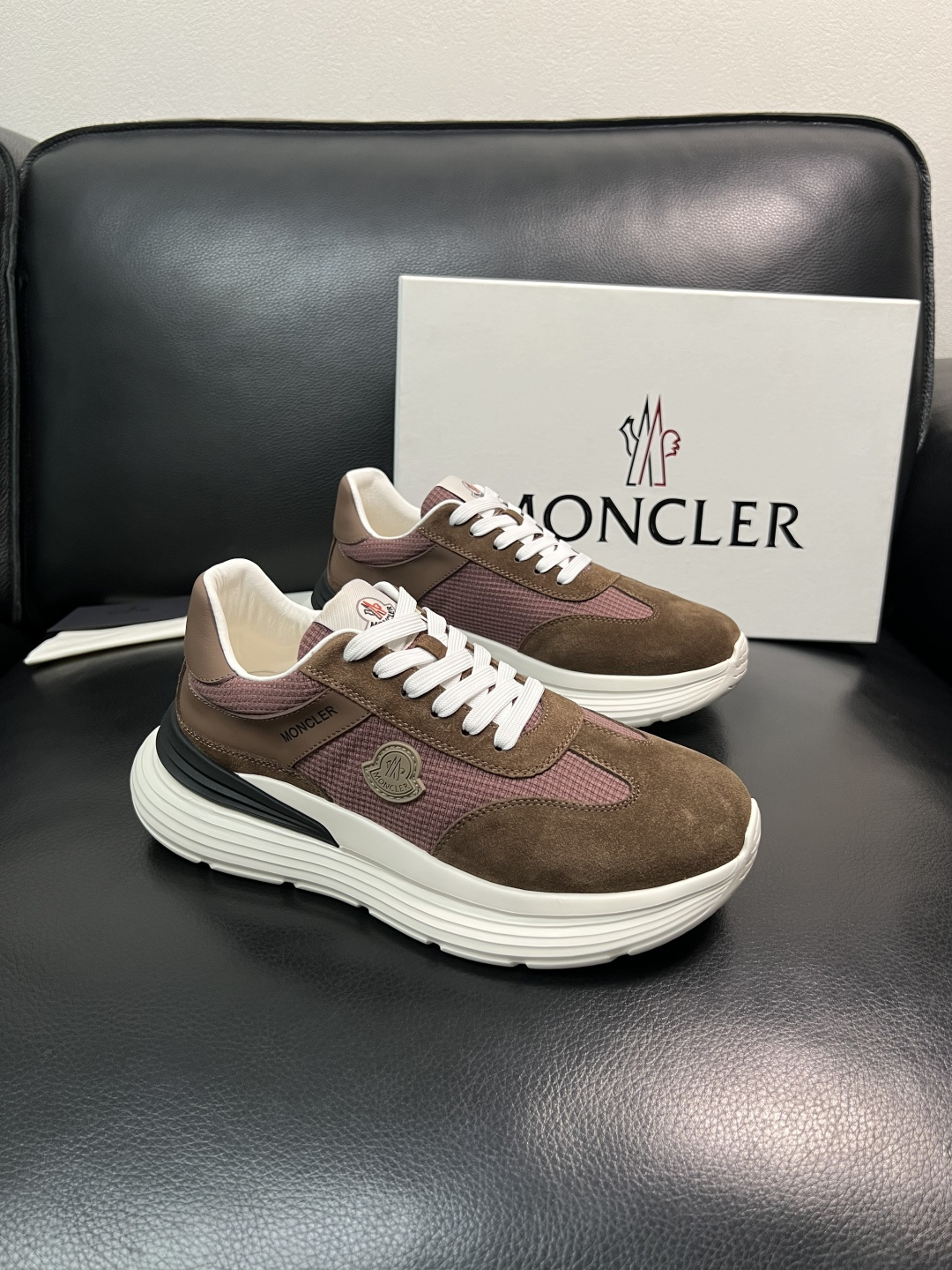 MONCLER  高品质  顶级工艺品   蒙口 新品专柜新款，原厂配置意大利进口牛皮搭配面料，高品质复