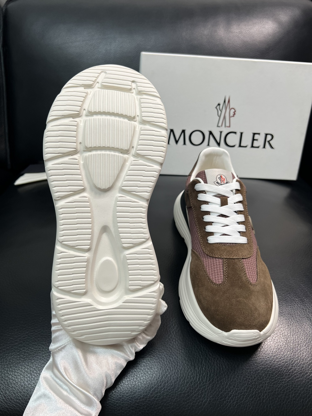 MONCLER  高品质  顶级工艺品   蒙口 新品专柜新款，原厂配置意大利进口牛皮搭配面料，高品质复
