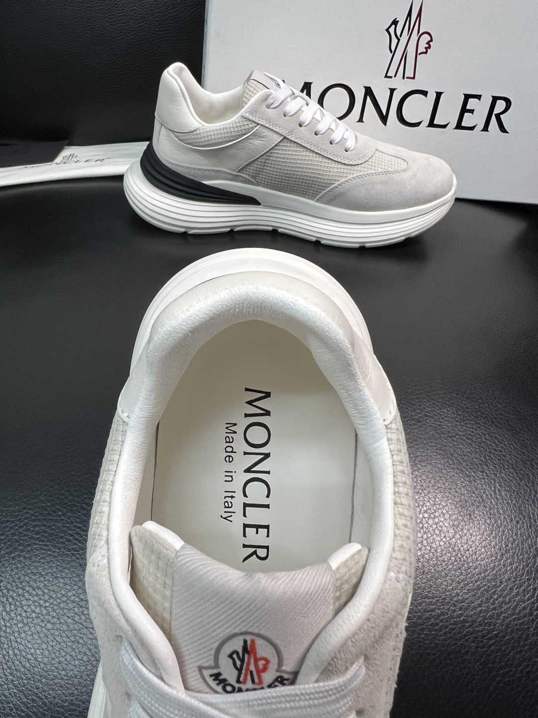 MONCLER  高品质  顶级工艺品   蒙口 新品专柜新款，原厂配置意大利进口牛皮搭配面料，高品质复