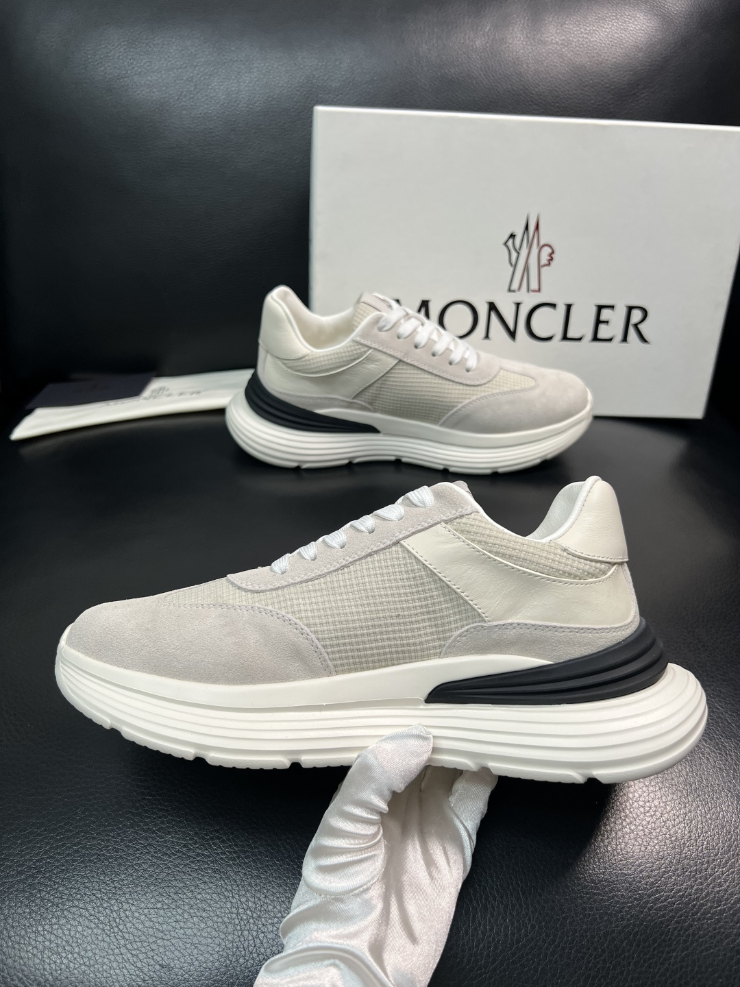 MONCLER  高品质  顶级工艺品   蒙口 新品专柜新款，原厂配置意大利进口牛皮搭配面料，高品质复