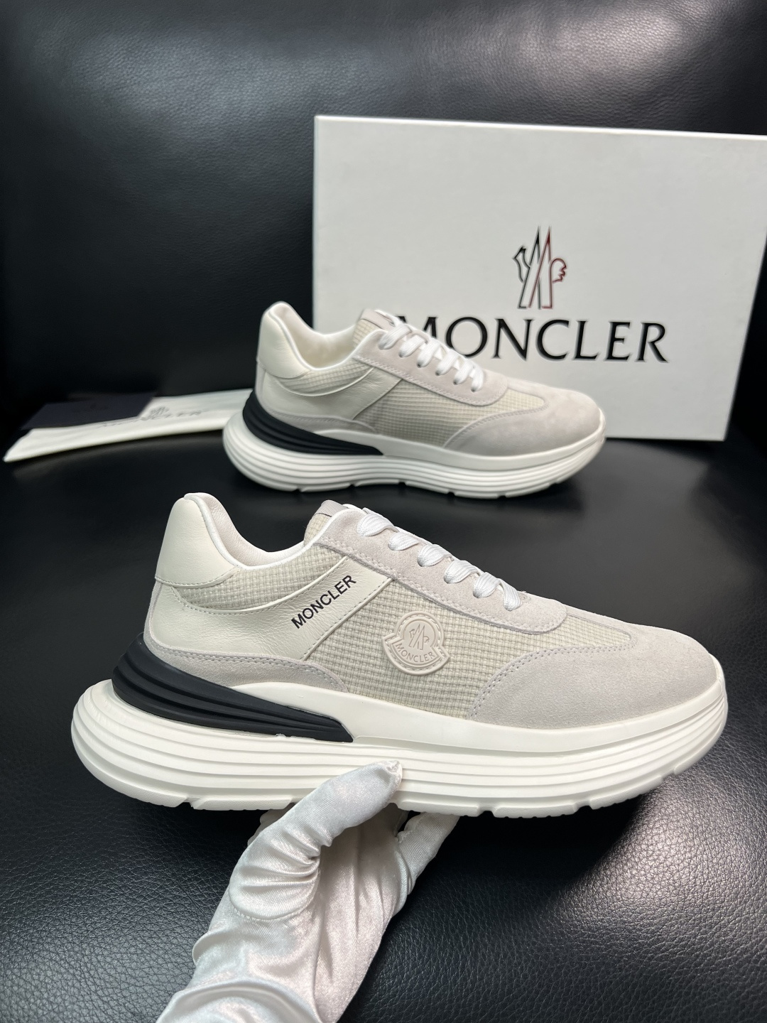 MONCLER  高品质  顶级工艺品   蒙口 新品专柜新款，原厂配置意大利进口牛皮搭配面料，高品质复