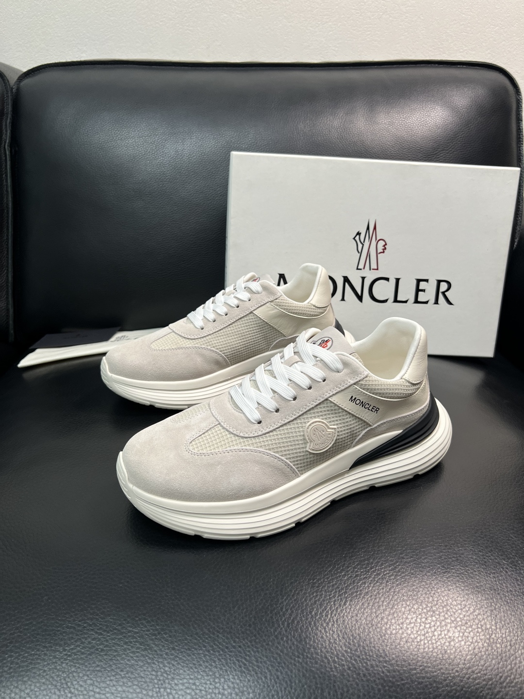 MONCLER  高品质  顶级工艺品   蒙口 新品专柜新款，原厂配置意大利进口牛皮搭配面料，高品质复