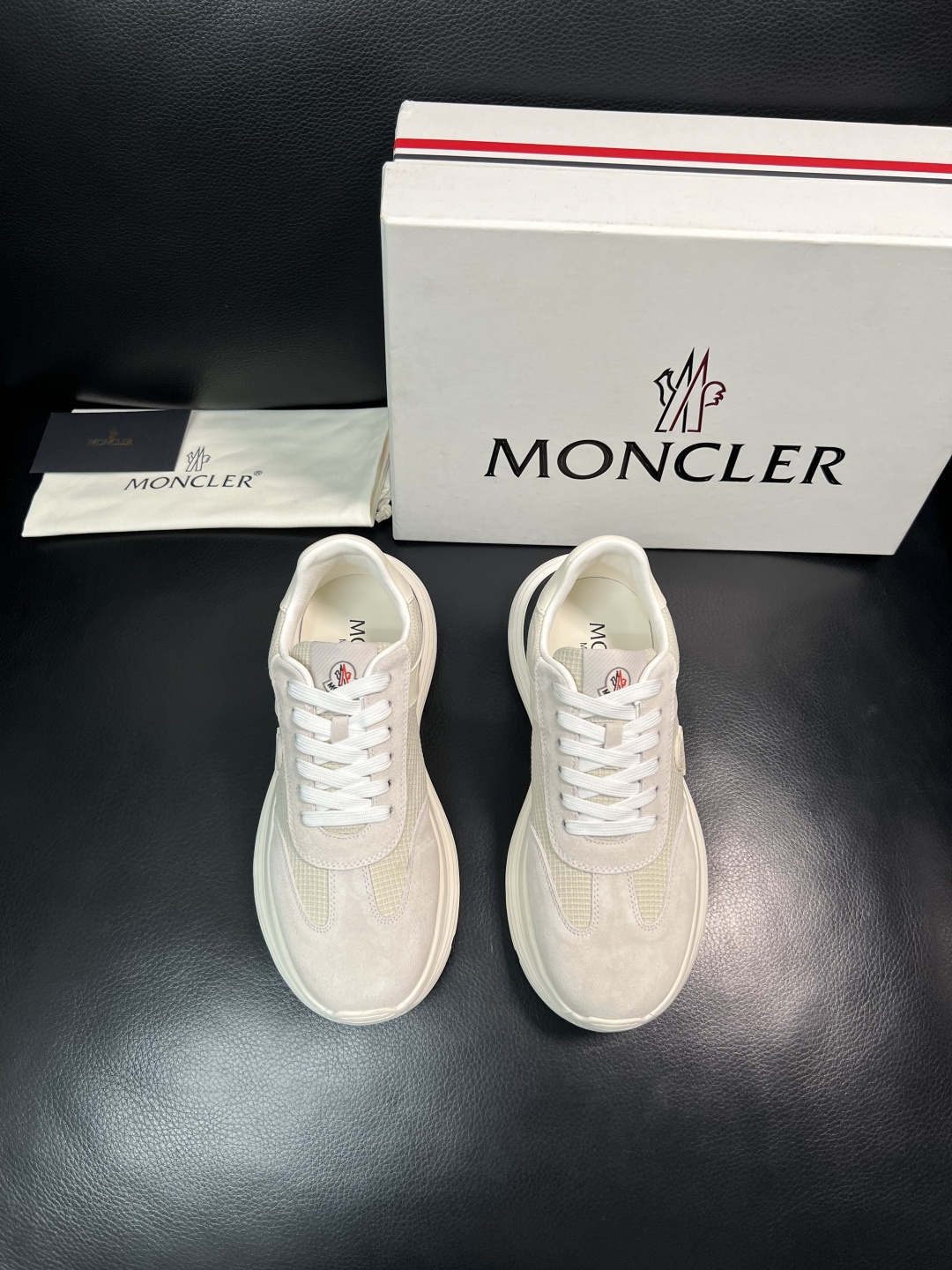 MONCLER  高品质  顶级工艺品   蒙口 新品专柜新款，原厂配置意大利进口牛皮搭配面料，高品质复