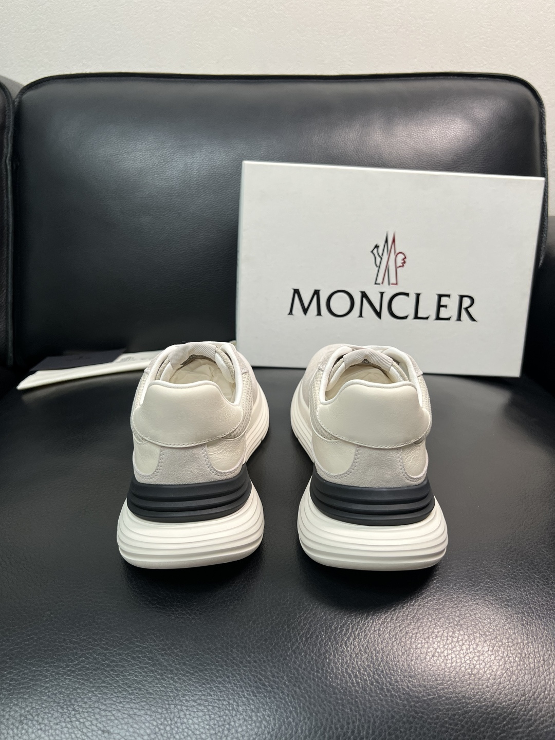 MONCLER  高品质  顶级工艺品   蒙口 新品专柜新款，原厂配置意大利进口牛皮搭配面料，高品质复