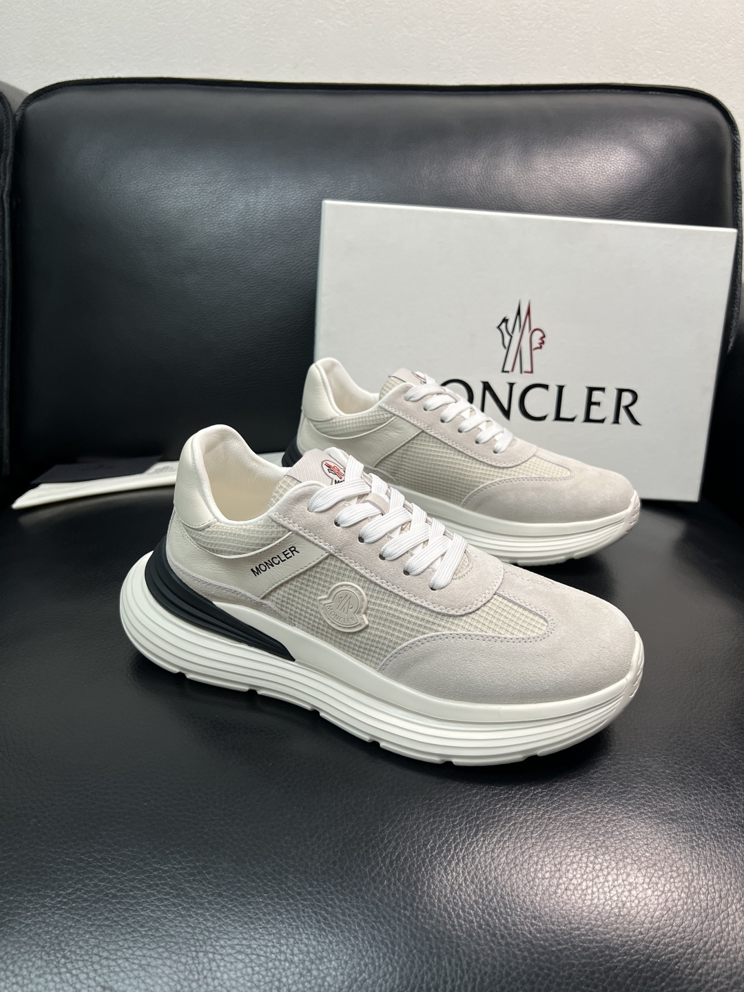 MONCLER  高品质  顶级工艺品   蒙口 新品专柜新款，原厂配置意大利进口牛皮搭配面料，高品质复