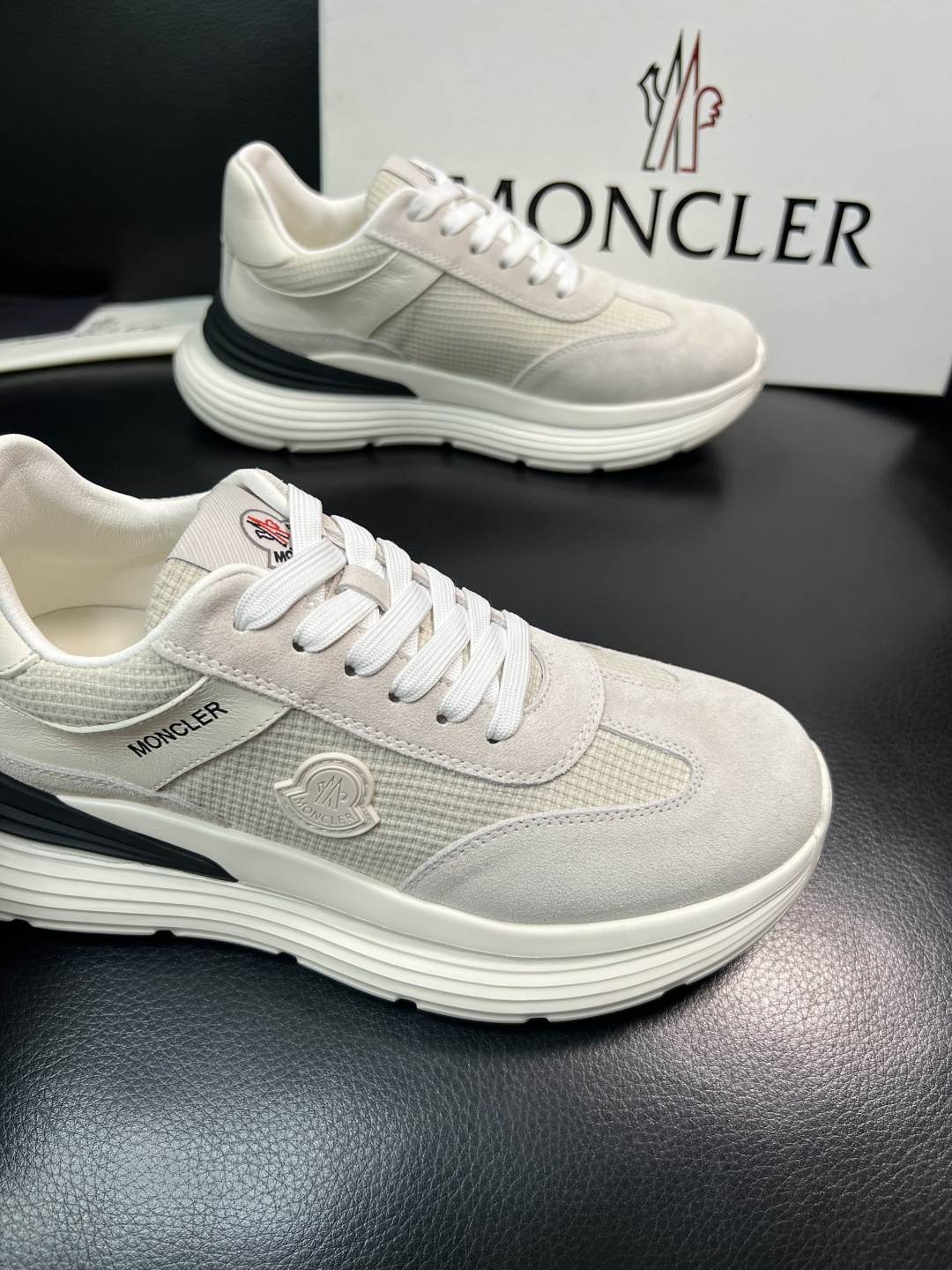 MONCLER  高品质  顶级工艺品   蒙口 新品专柜新款，原厂配置意大利进口牛皮搭配面料，高品质复