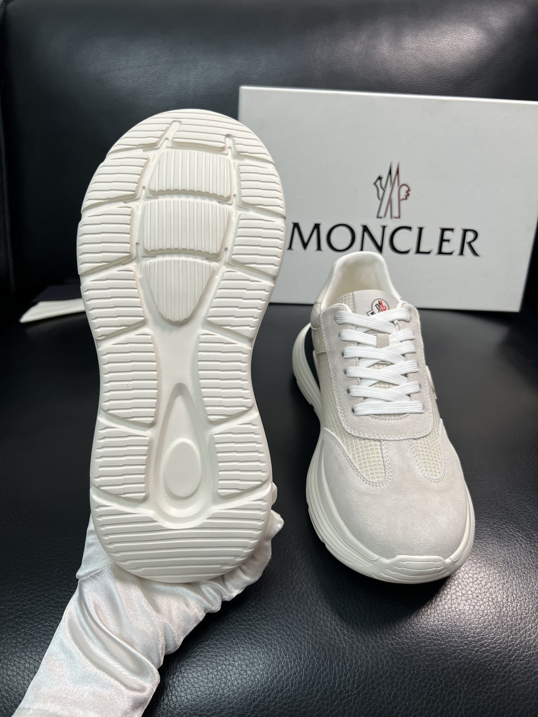 MONCLER  高品质  顶级工艺品   蒙口 新品专柜新款，原厂配置意大利进口牛皮搭配面料，高品质复
